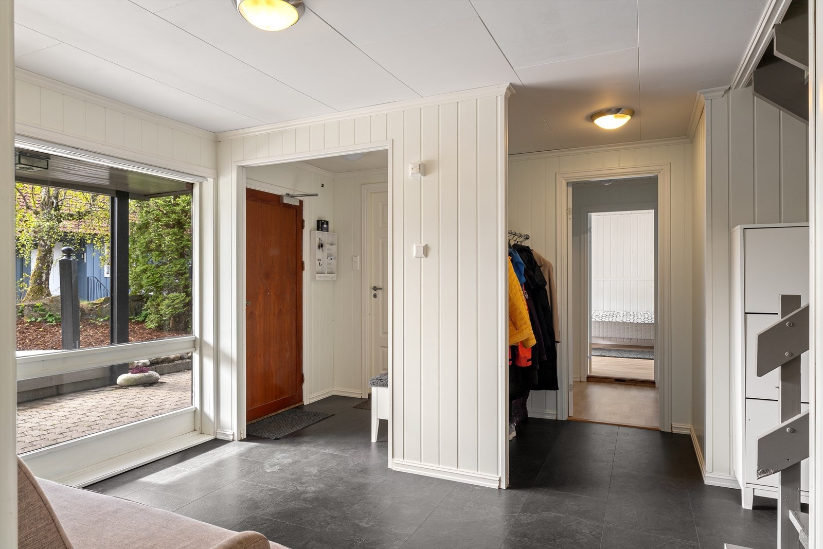 Her er det god plass til en ønsket garderobeløsning som enkelt kan tilpasses etter behov. Galleribilde