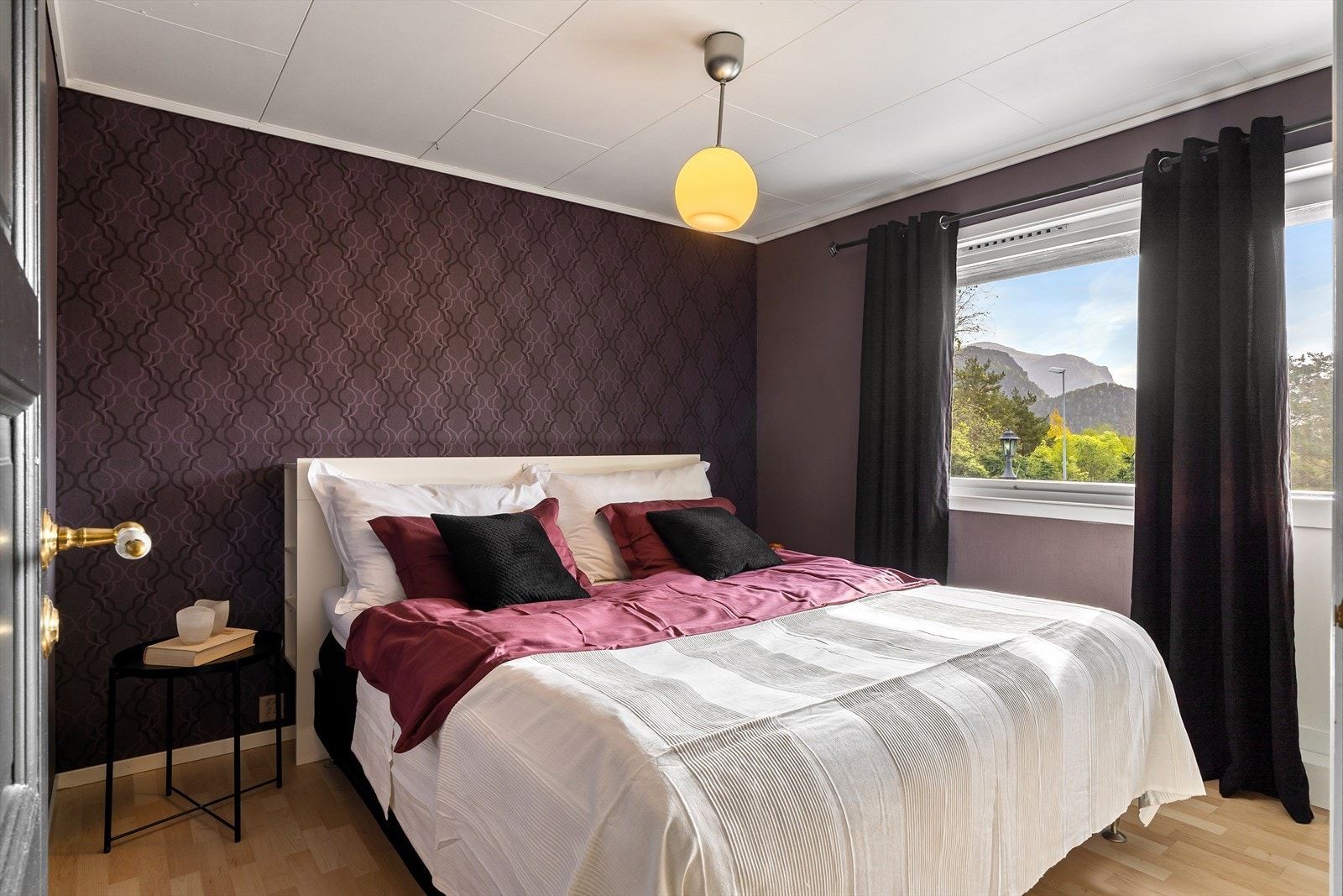 Hovedsoverommet har utgang til terrassen på fremsiden av huset, perfekt for en rolig morgenstund. Galleribilde