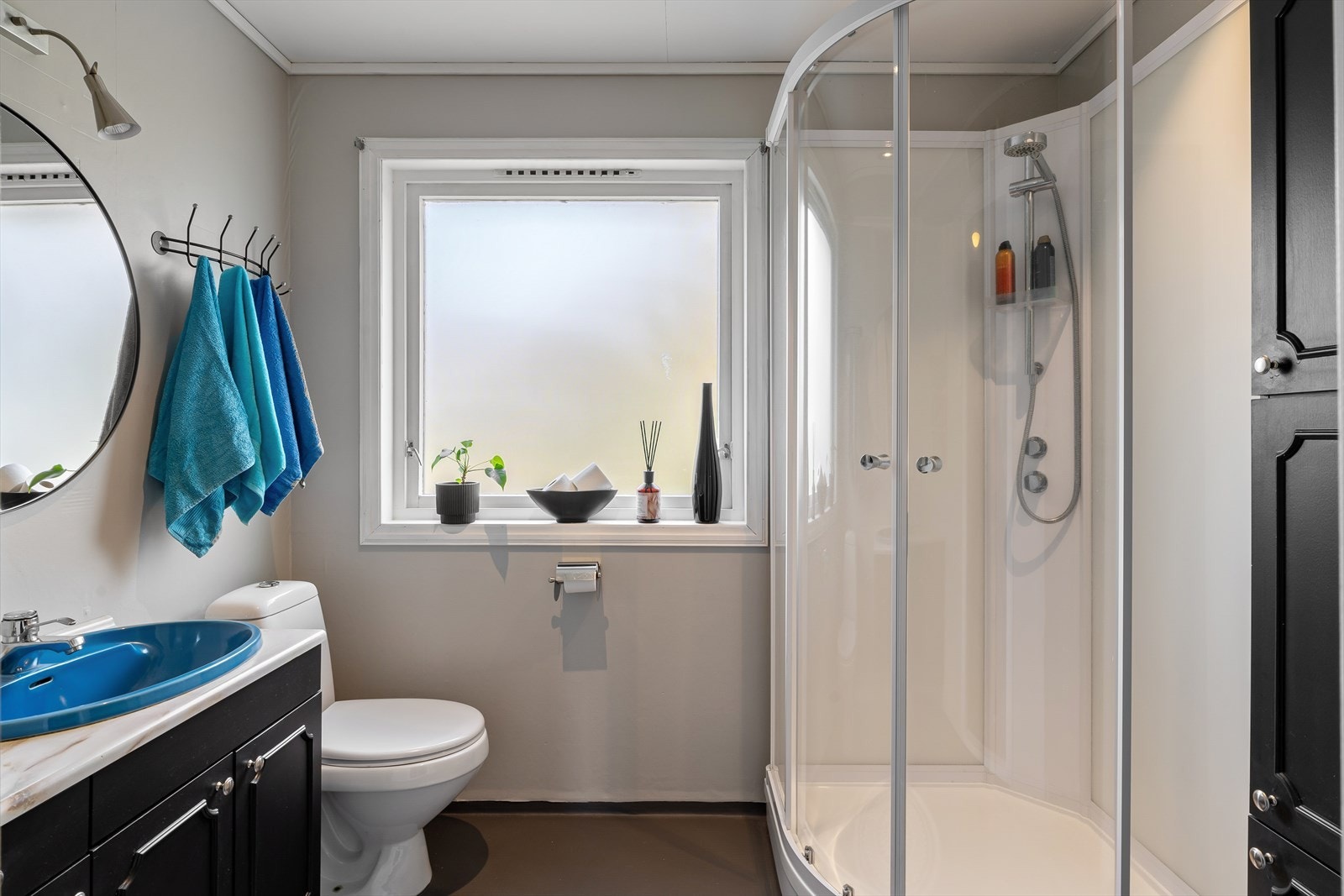 Badet i 2. etasje er utstyrt med dusjkabinett, toalett og servant i innredning med god skapplass. Galleribilde