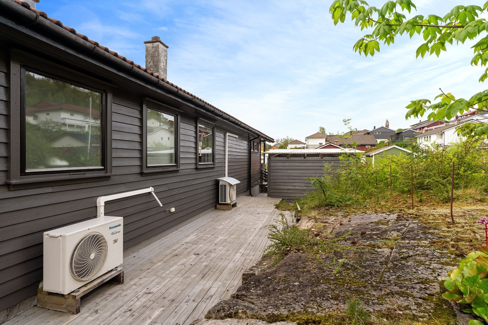 Det er lagt platting rundt store deler av huset. Galleribilde