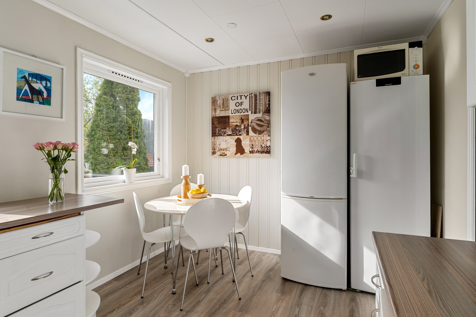 Det er plass til et lite spisebord på kjøkkenet, noe som gjør dette til et koselig sted for morgenkaffen. Galleribilde