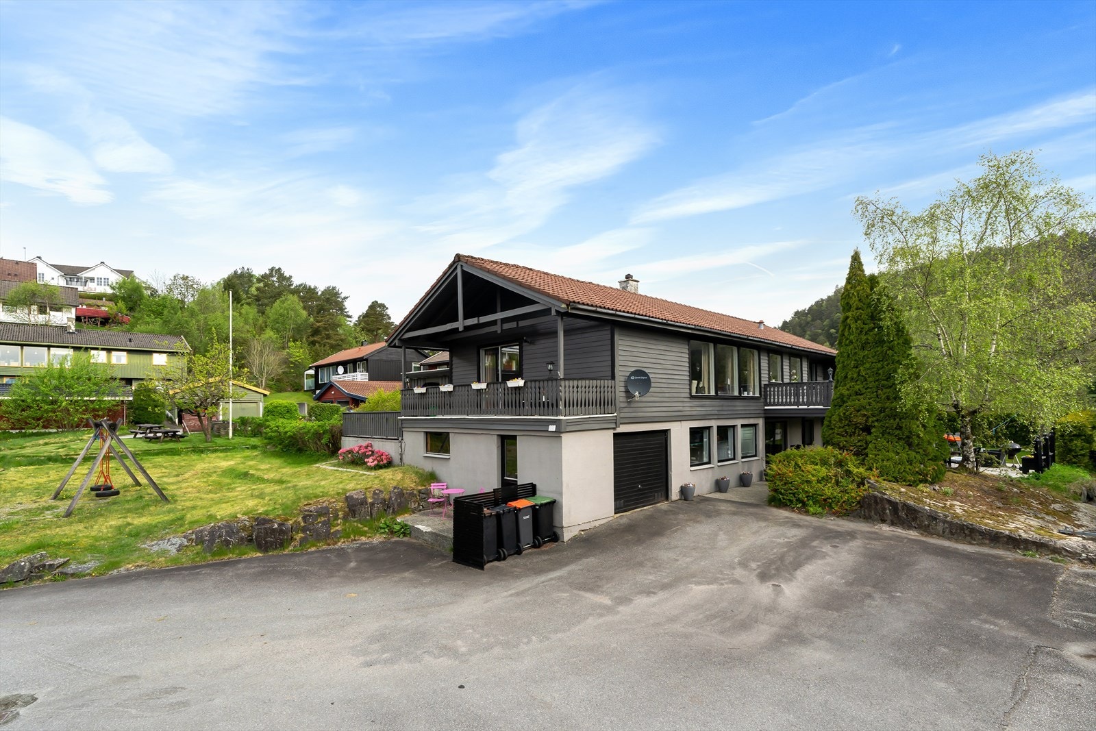 Fra boligen er det kort vei til skole, barnehage, idrettsanlegg og flotte turområder. Galleribilde
