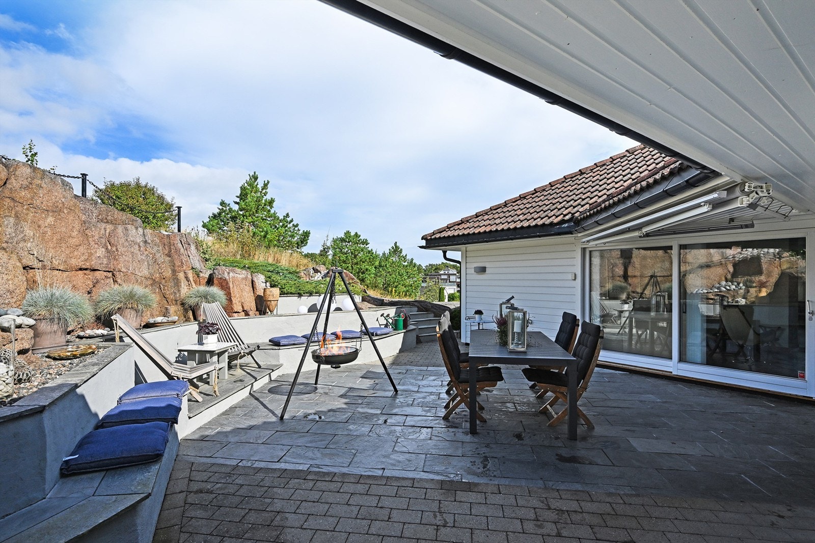 Skjermet terrasse med plass til både utemøbler og planter. Galleribilde