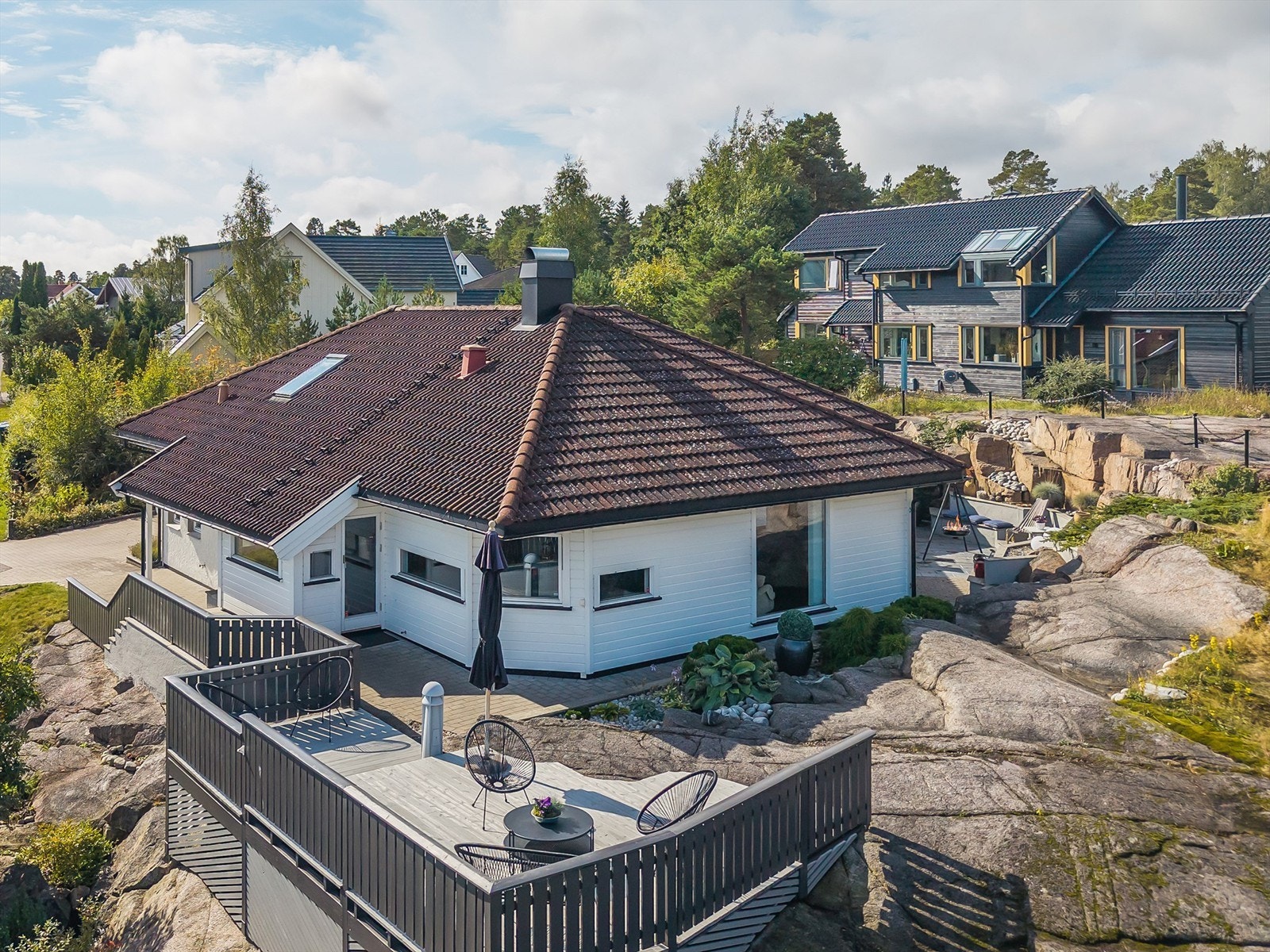 På østsiden er det anlagt en trivelig treterrasse, mens vestsiden byr på en lun uteplass med belegningsstein og vakre skiferheller. Galleribilde