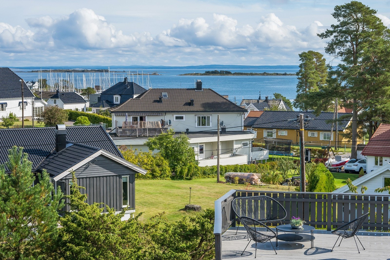 Her bor du med kort vei til sjøen, flotte turområder og strand. Galleribilde