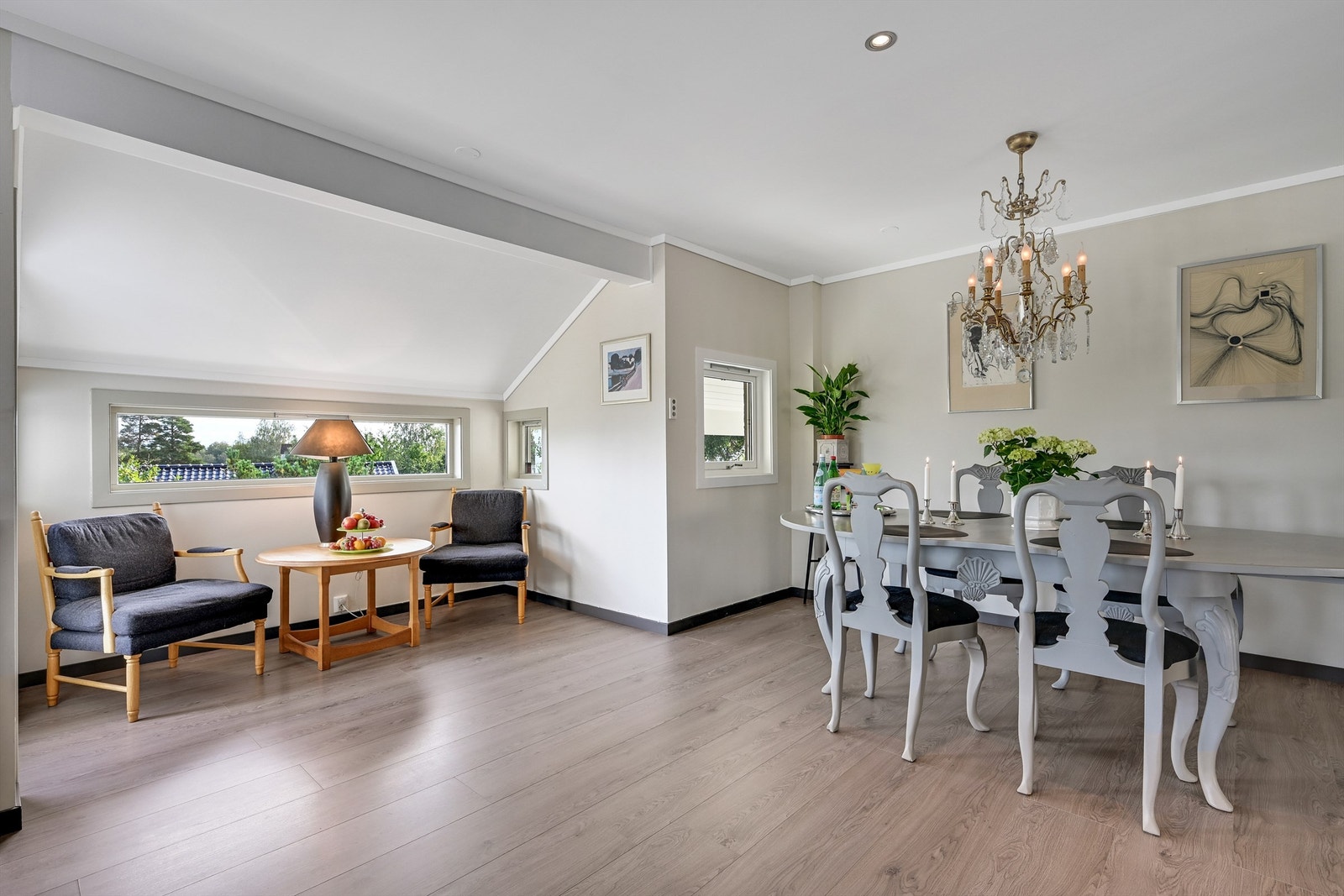I tilknytning til kjøkkenet er det god plass til å innrede med et hyggelig spisemøblement. (Det er på plantegningene tegnet inn bod og matbod som er fjernet til fordel for utvidelse av kjøkkenet) Galleribilde