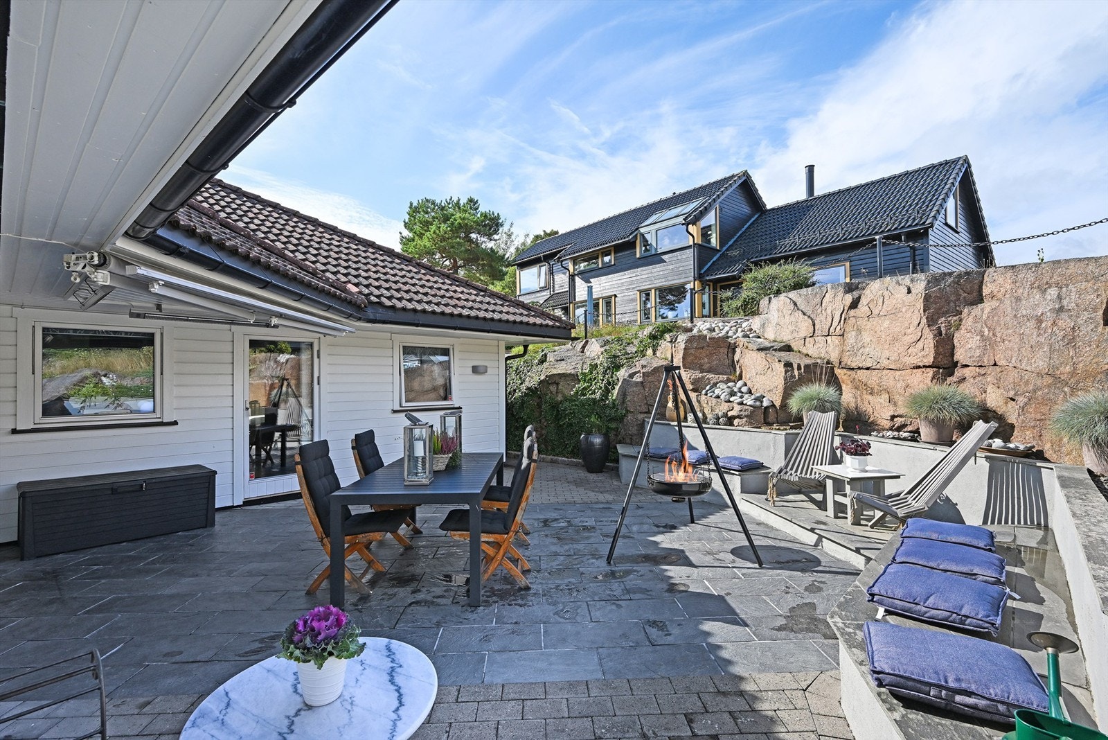 Koselig terrasse hvor du kan nyte morgenkaffen i fred og ro. Galleribilde