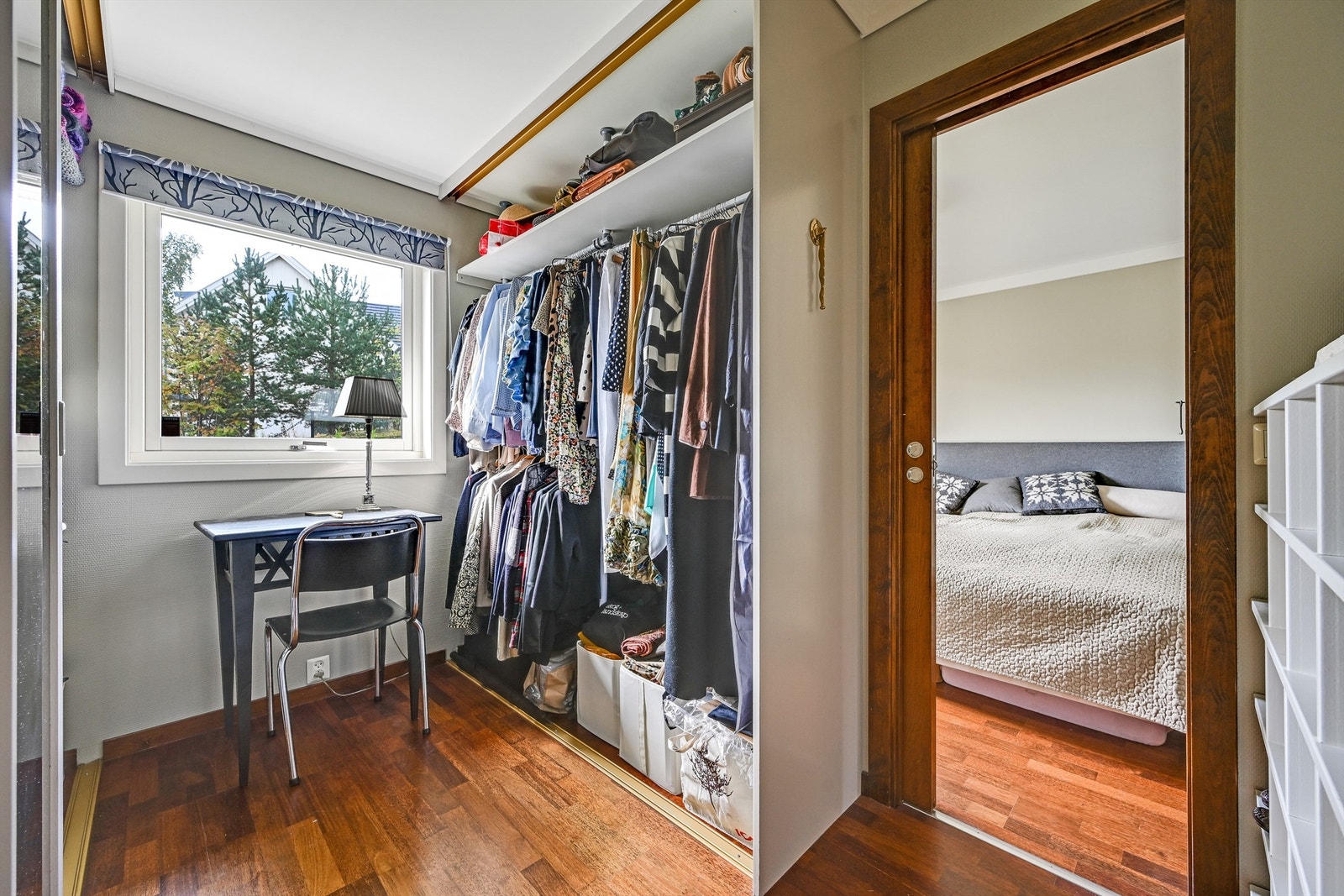 Romslig og praktisk walk-in garderobe tilknyttet soverommet. Galleribilde