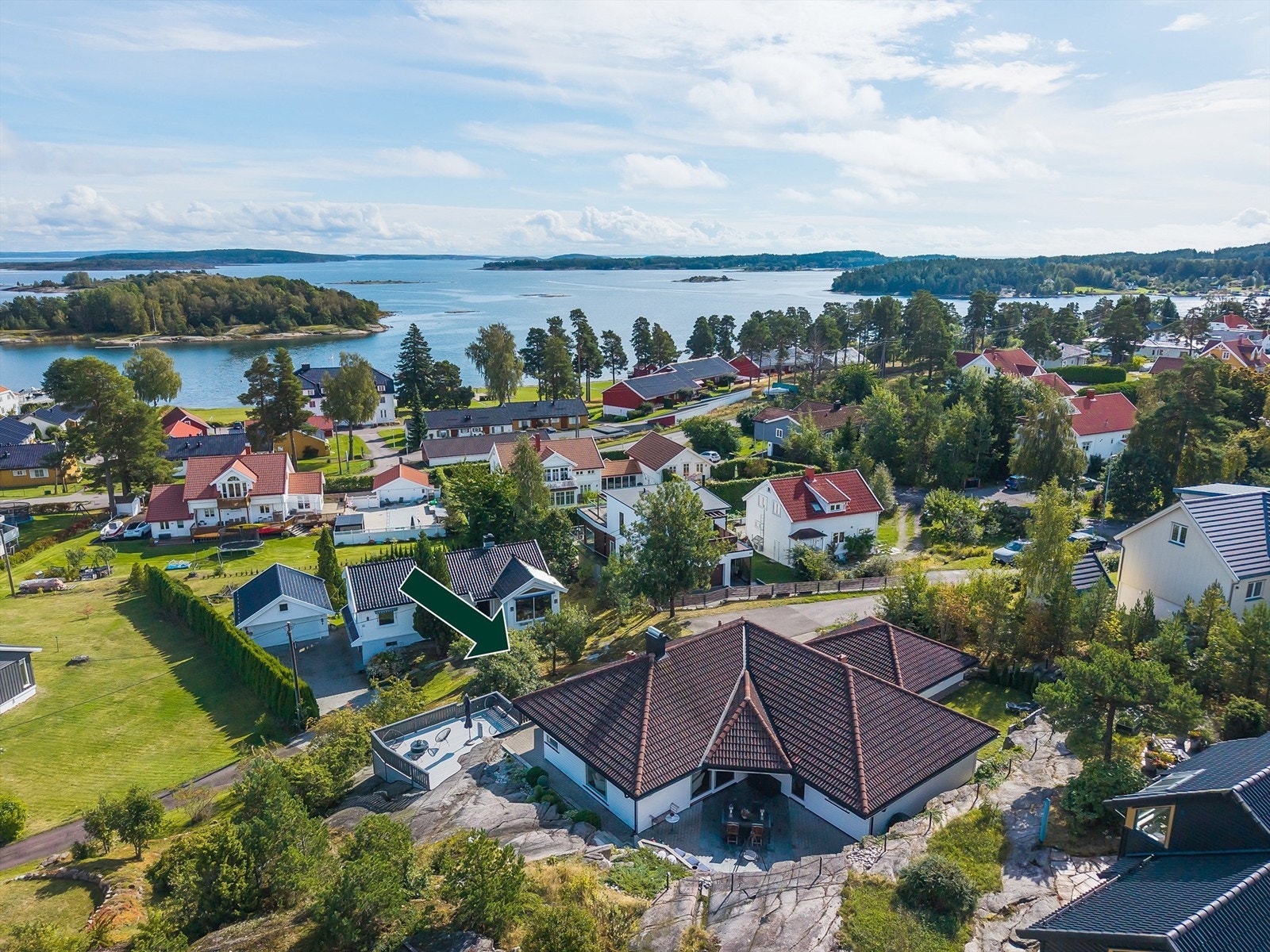 Eiendommen ligger høyt og solrikt til i et svakt skrånende fjellterreng, med flott sjøutsikt og gode solforhold hele dagen. Foto: Kristian Bollæren v/Fotofinish Galleribilde