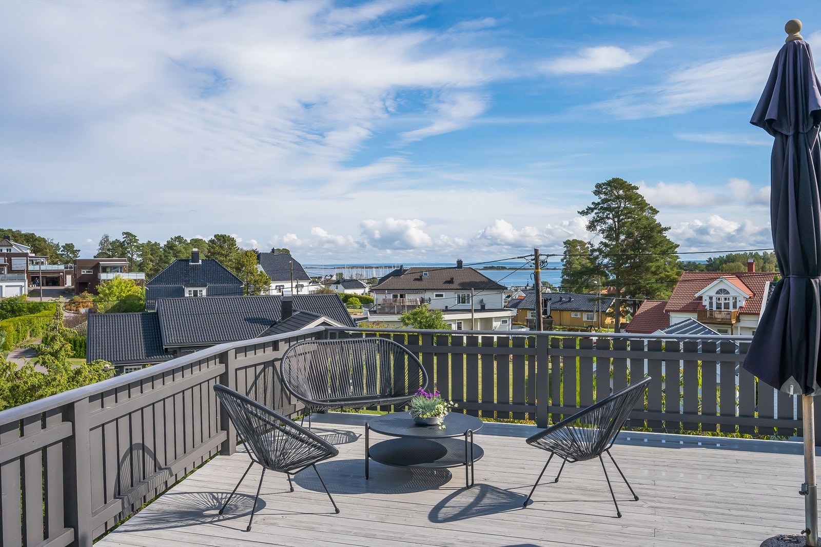 Romslig terrasse med gode solforhold og flott utsikt mot sjøen. Galleribilde