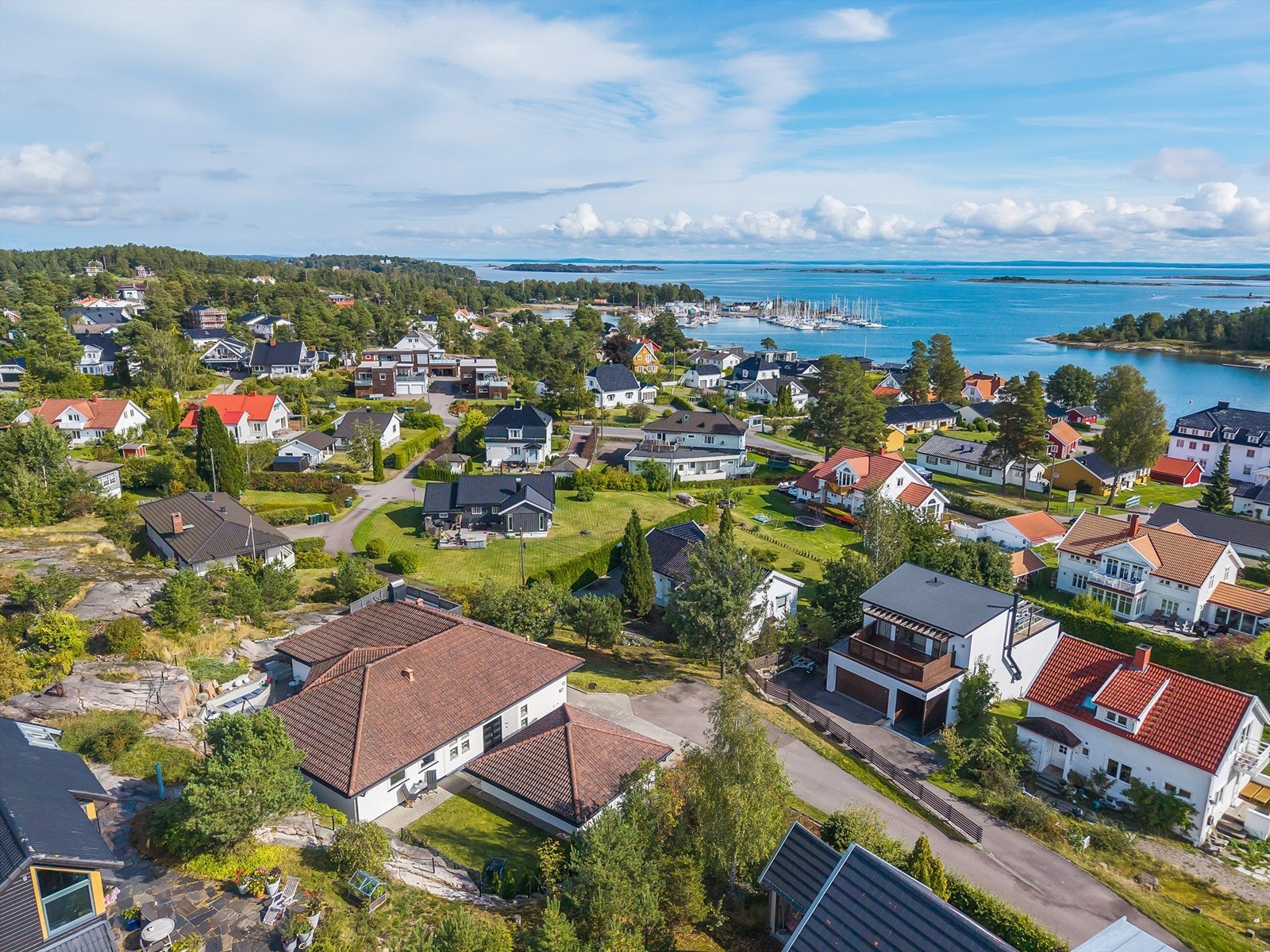 Solrik enebolig med sjøutsikt og garasje | Barnevennlig og attraktiv beliggenhet innerst i blindvei | Kort vei til sjøen Galleribilde