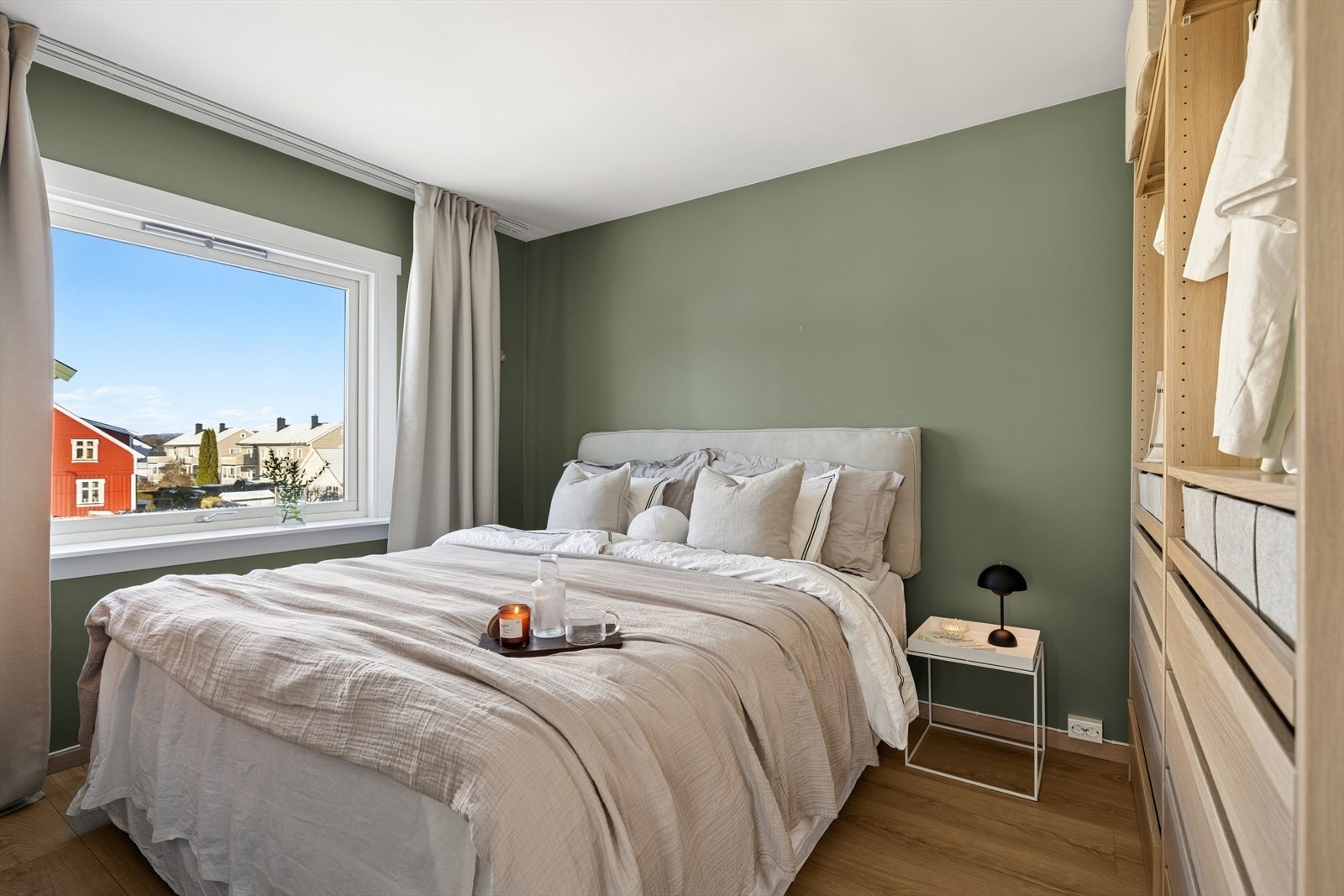 Hovedsoverom med plass til dobbeltseng og nattbord. Galleribilde