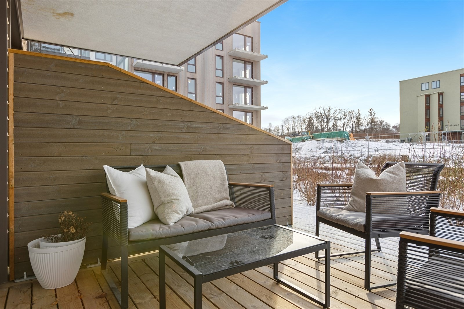 Romslig terrasse (ca. 19 m²) til stor glede på gode og varme sommerdager. Galleribilde