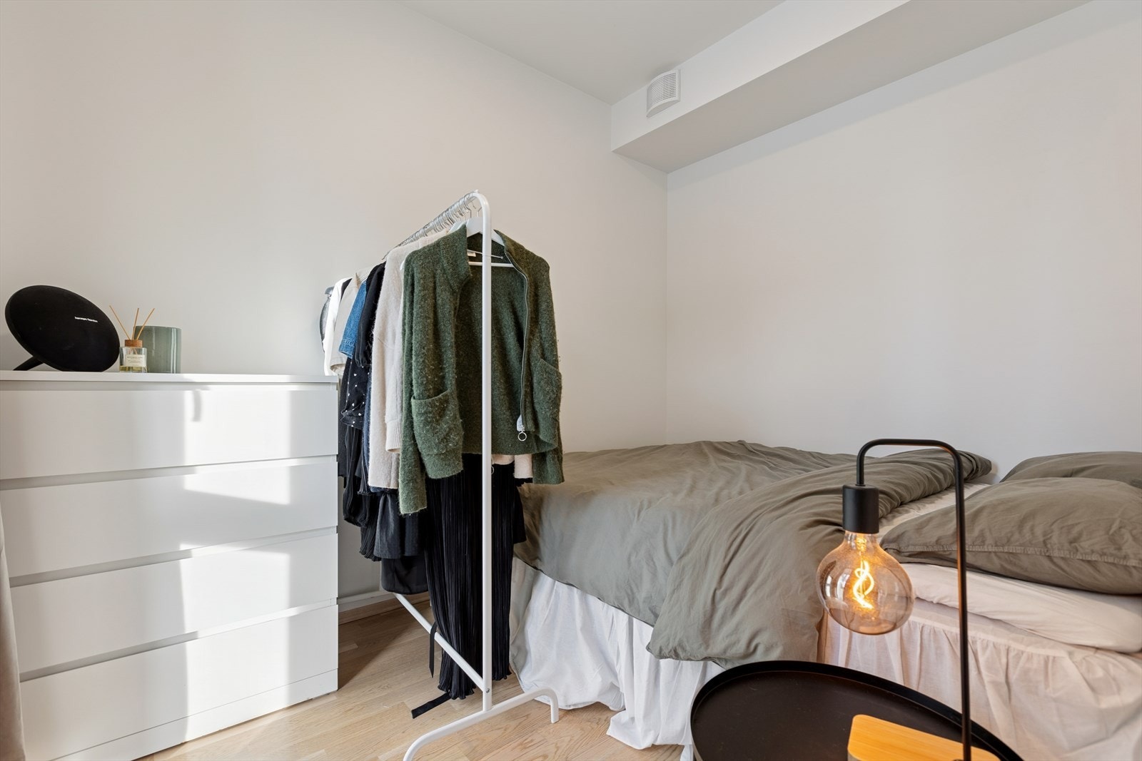 Soverom (7 m²) med gode lysforhold og plass til ønskelig møblement. Galleribilde