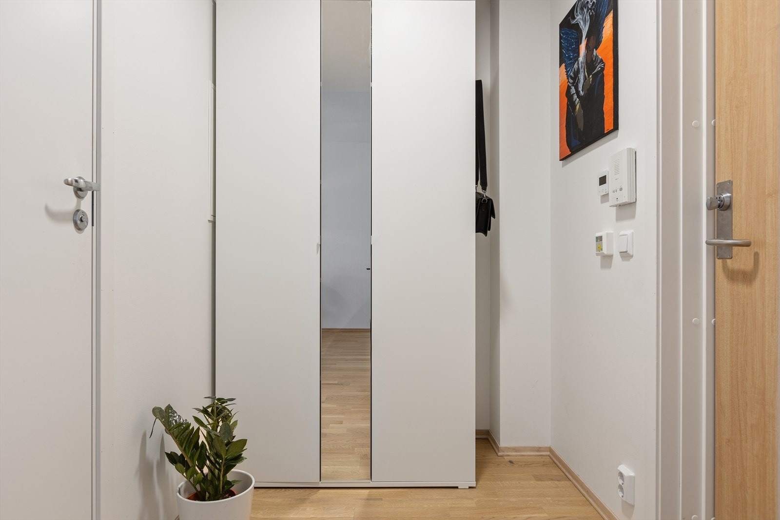 Lys og fin gang (3,5 m²) med plass til garderobeskap for å henge fra seg yttertøy og sette fra seg sko. Galleribilde