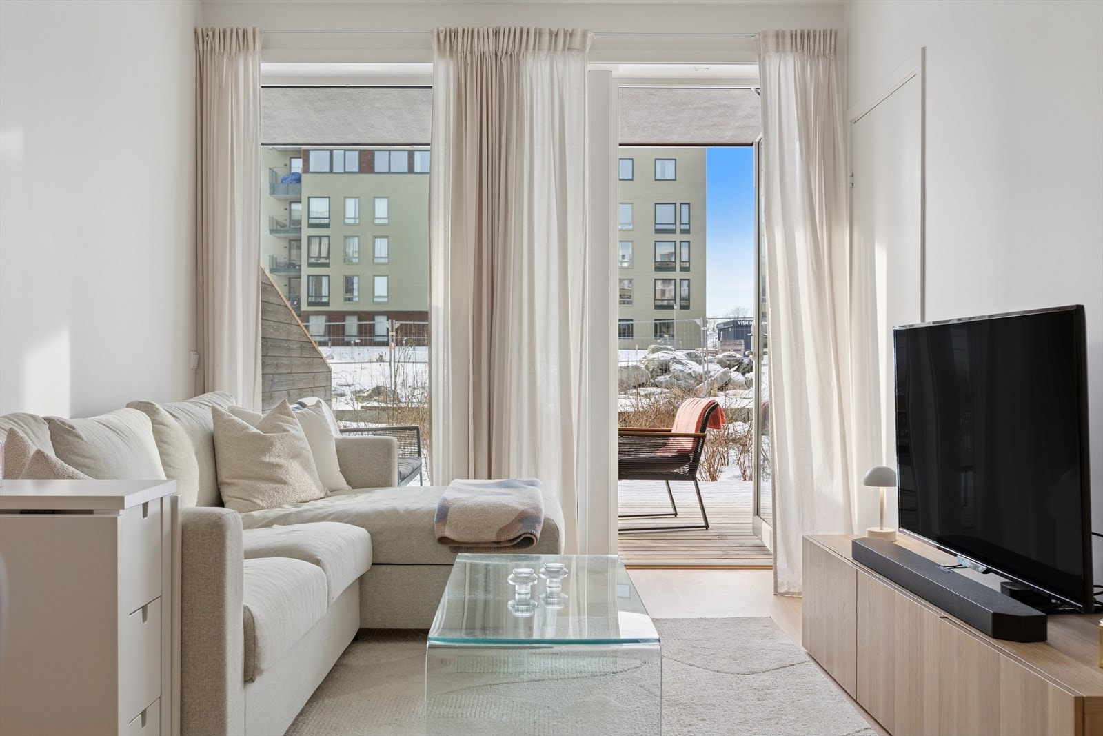 Utgang til en romslig og solrik terrasse (ca. 19 m²) med god plass til ønsket utvendig møblement. Galleribilde