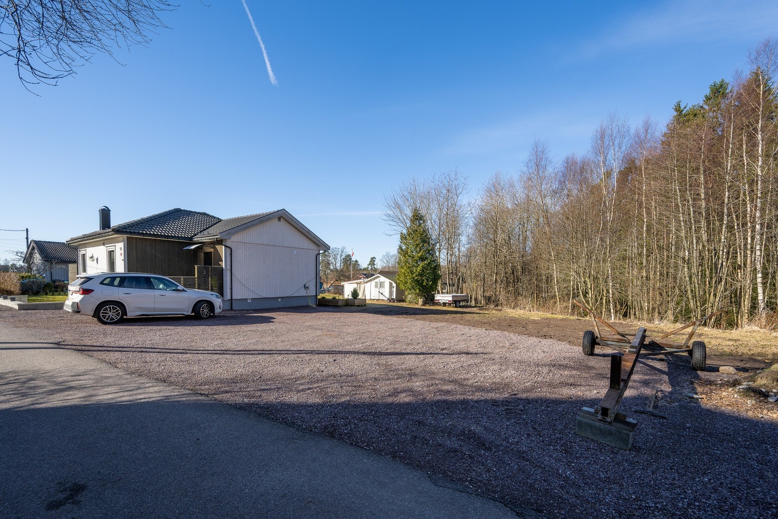 Tomten grenser inn mot skogen og flotte turområder Galleribilde