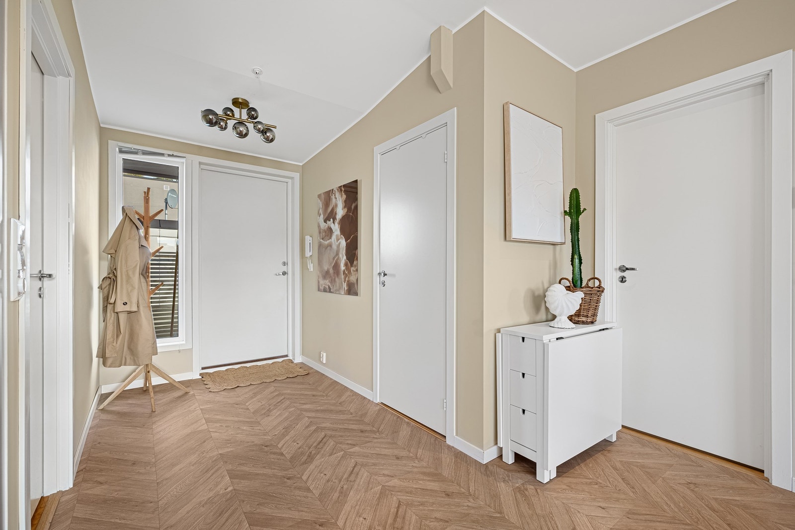 Fiskebeins laminat på gulvet i stue og kjøkken området. Galleribilde