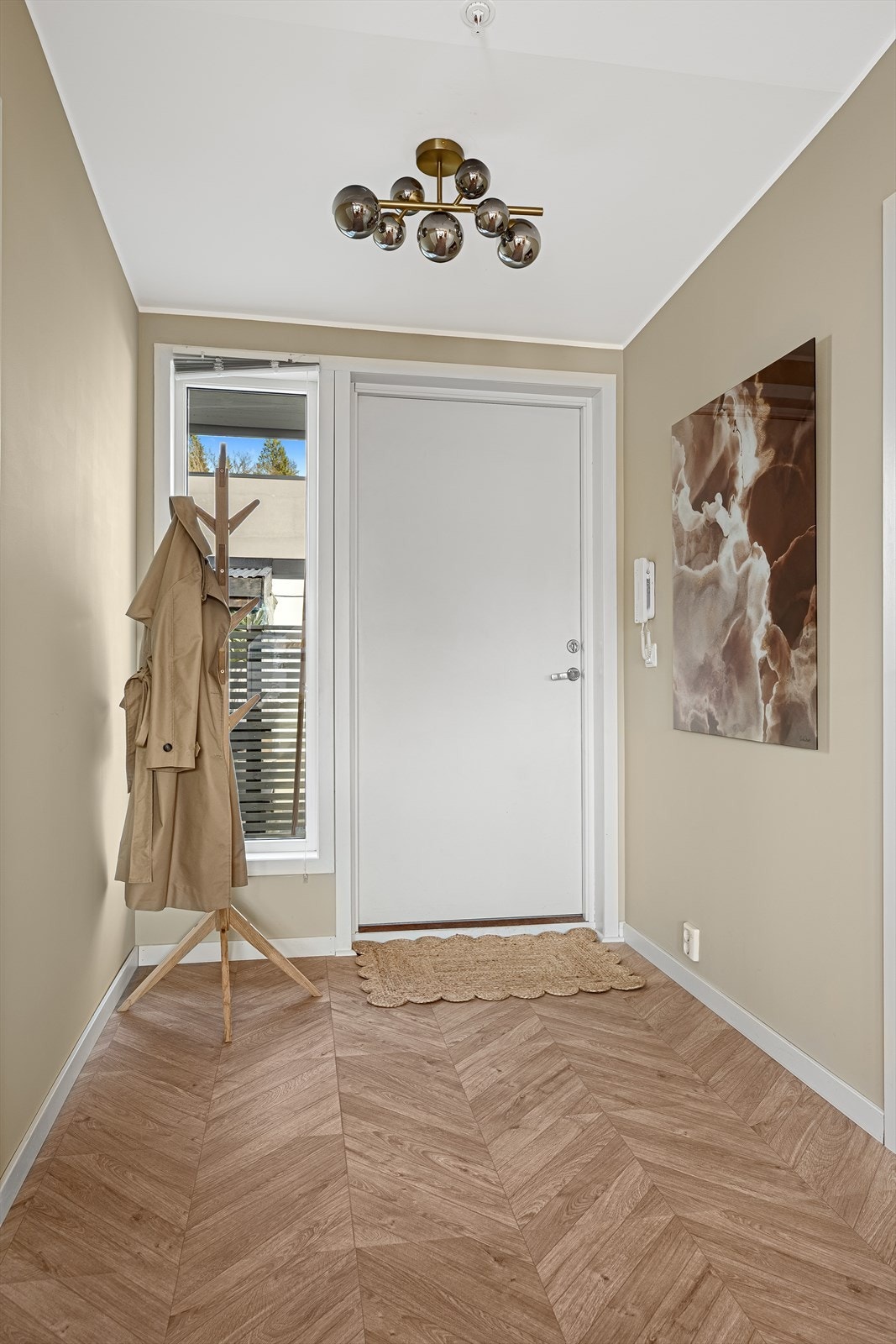 Hyggelig entrè, med plass til å henge fra yttertøy. Entréen oppleves som lys og luftig, samt gir ett godt første inntrykk av leiligheten. Foto: Boligfotograf1 v/ Dag Frogner. Galleribilde