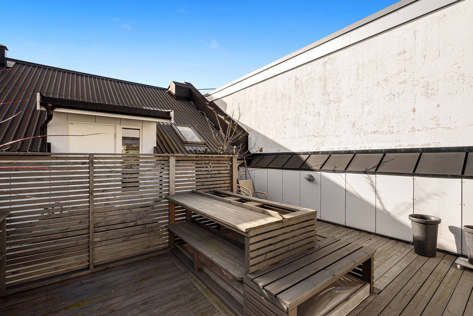 Felles takterrasse, som gir et ekstra rom for sosialt samvær. Her kan du nyte gode solforhold, og plasseringen gjør det ideelt for både rolige stunder og mer livlige sammenkomster. Galleribilde
