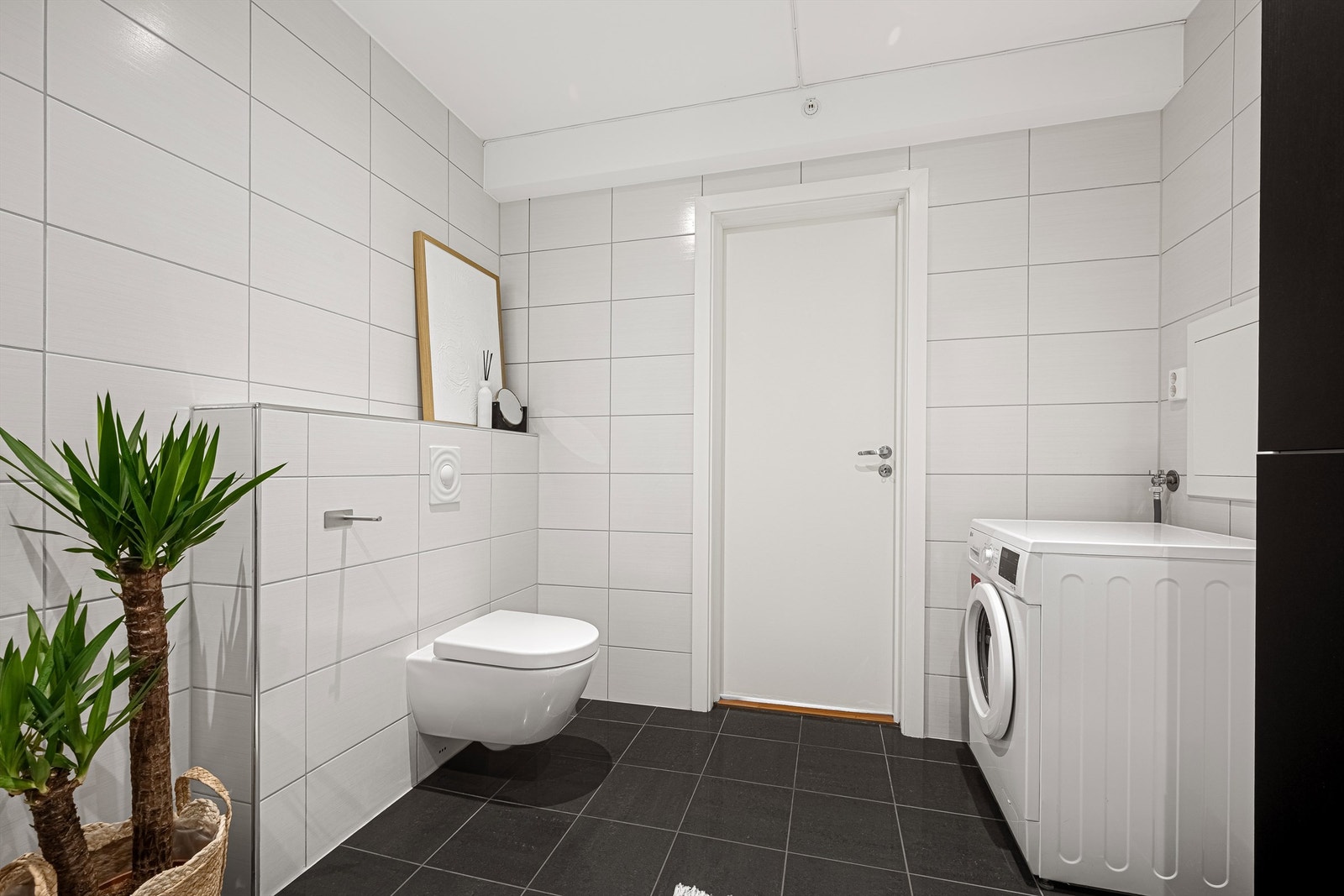 Badet er romslig med opplegg for vaskemaskin. Galleribilde