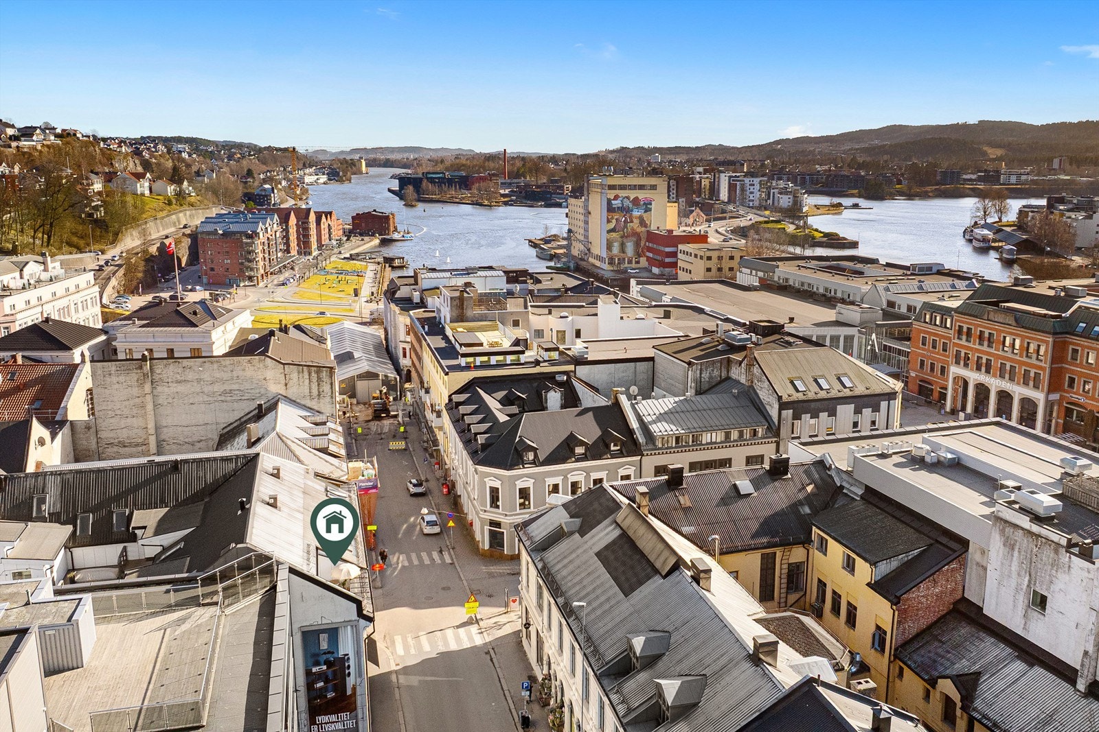 Leiligheten ligger midt i smørøyet av Skien. Kort vei til alt av servicetilbud. Galleribilde