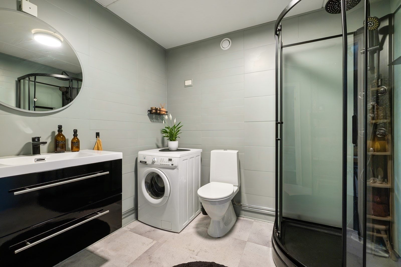 Badet er oppgradert i 2023 med ny servantinnredning, toalett og dusjkabinett. Her er det også varmekabler i gulvet. Galleribilde