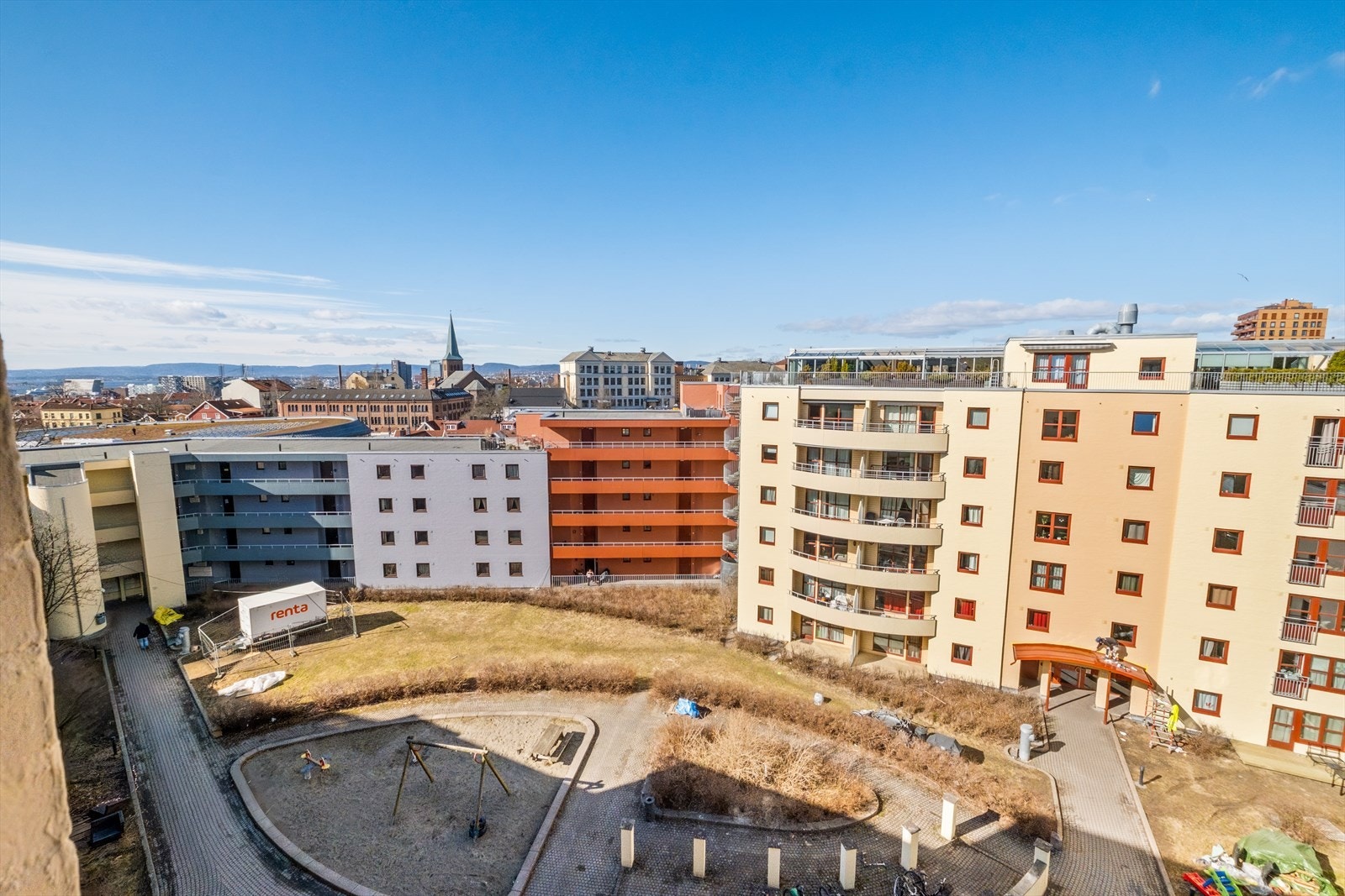Fra toppetasjen har du flott utsyn over byens tak. Galleribilde