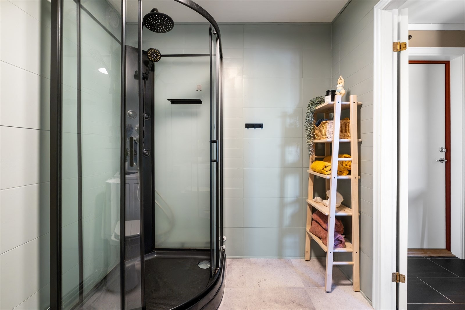 Det nye dusjkabinettet fra 2023 sikrer en tett løsning. Badet har også opplegg for vaskemaskin. Galleribilde