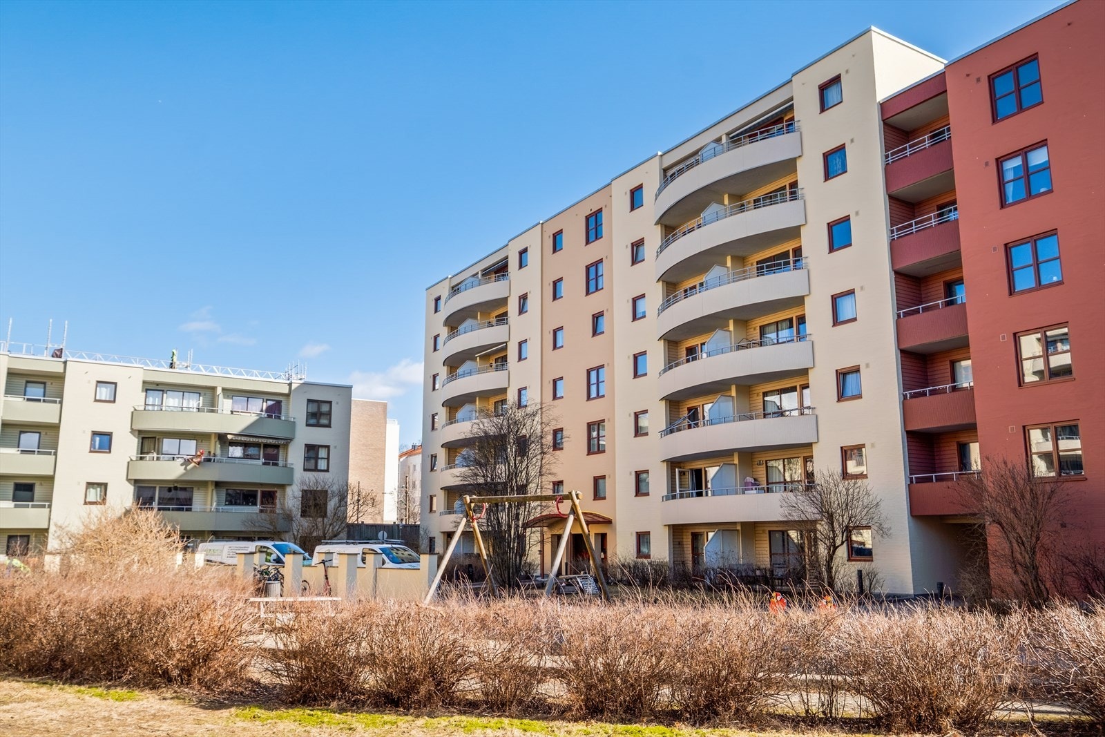 Bygget er fra 1992 og har heisadkomst helt opp til leilighetens etasje. Jordal terrasse sameie har nylig pusset opp/ malt fasader og byttet vinduer. Galleribilde