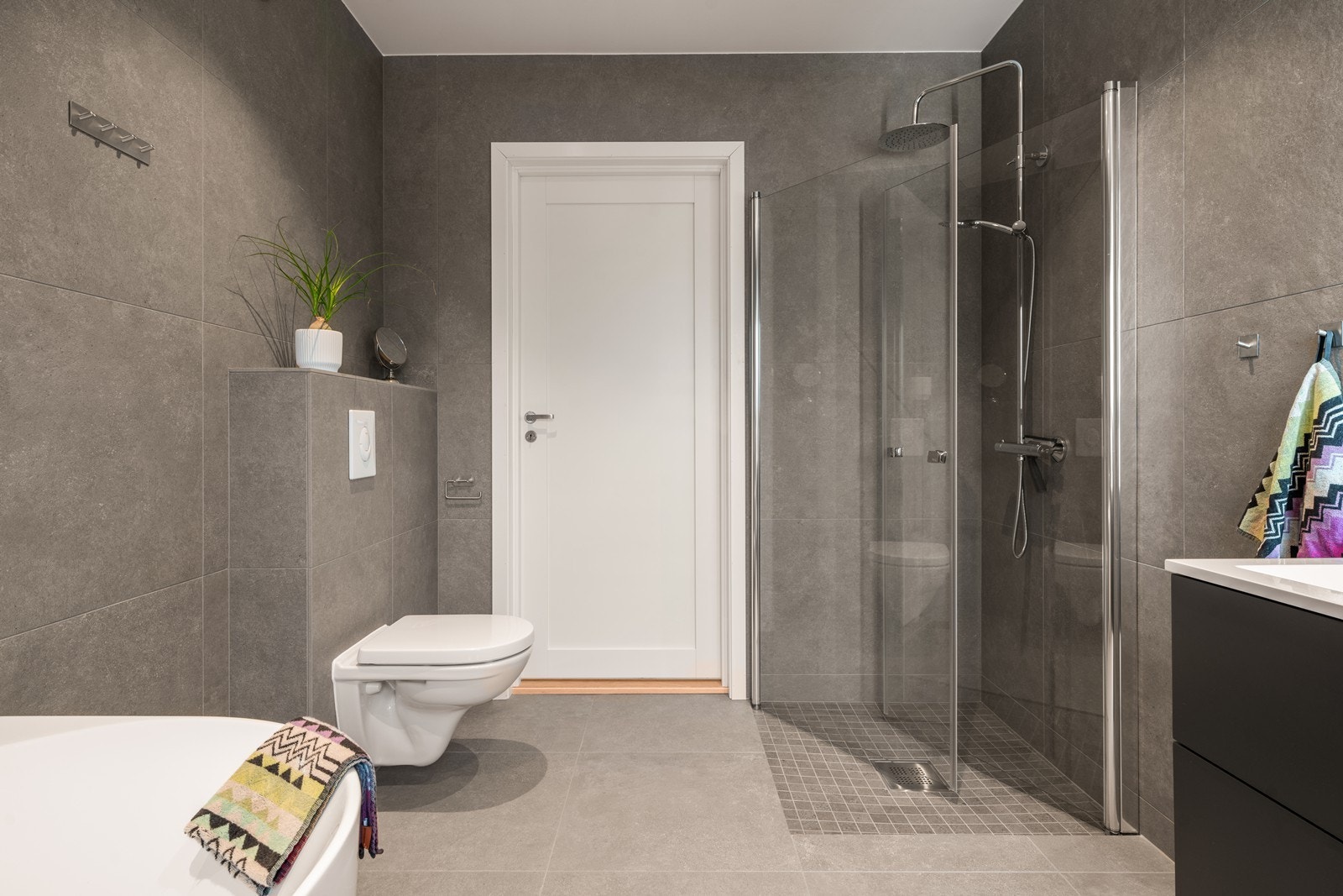 Hverdagsluksus i moderne og tidsriktig bad Galleribilde