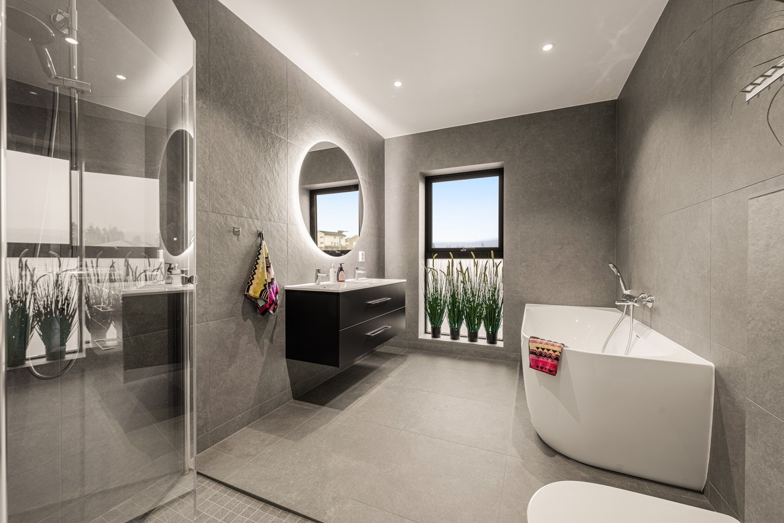 Flislagt og delikat baderom med både badekar og dusj Galleribilde