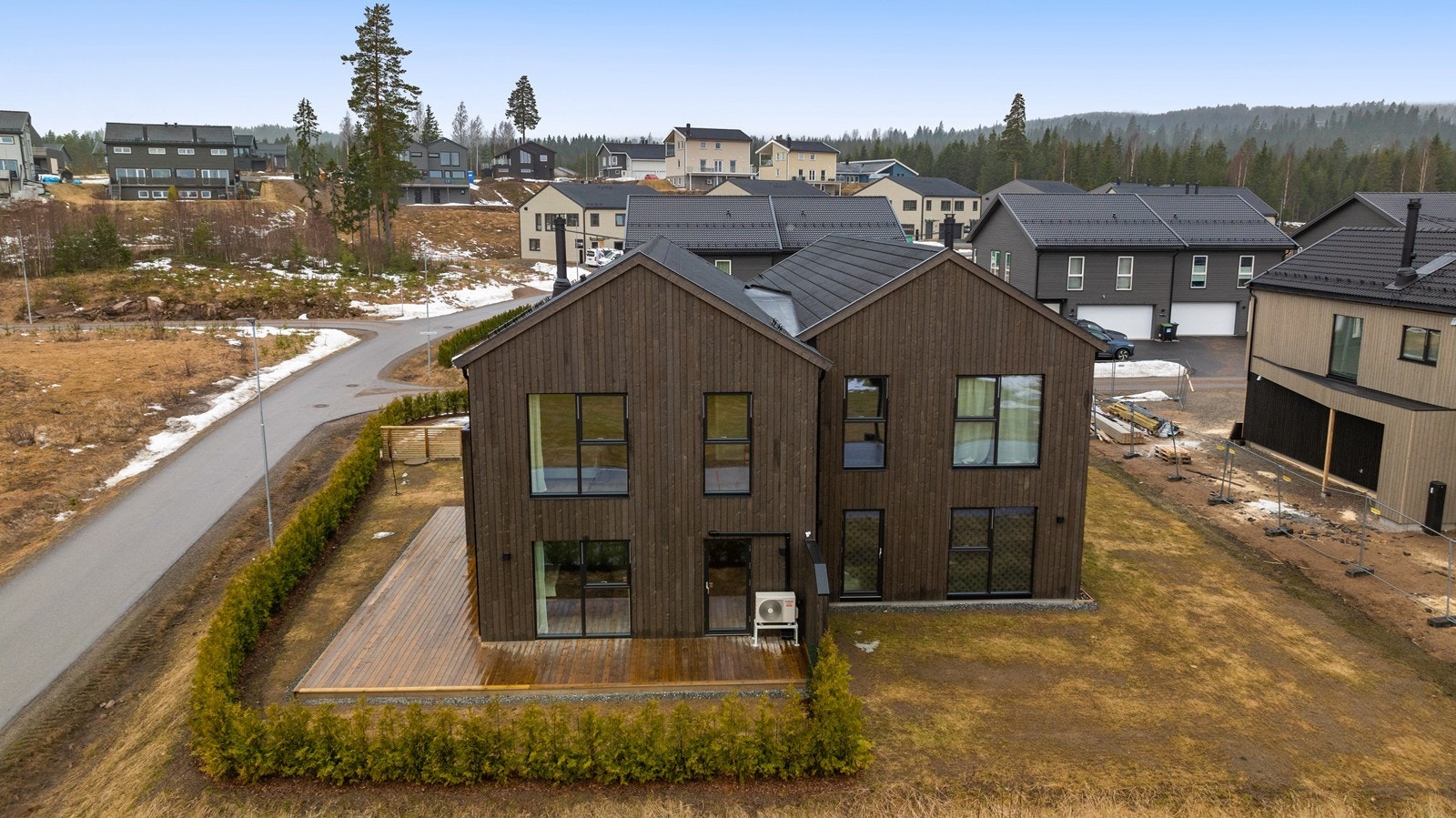 Stor terrasse rundt boligen Galleribilde