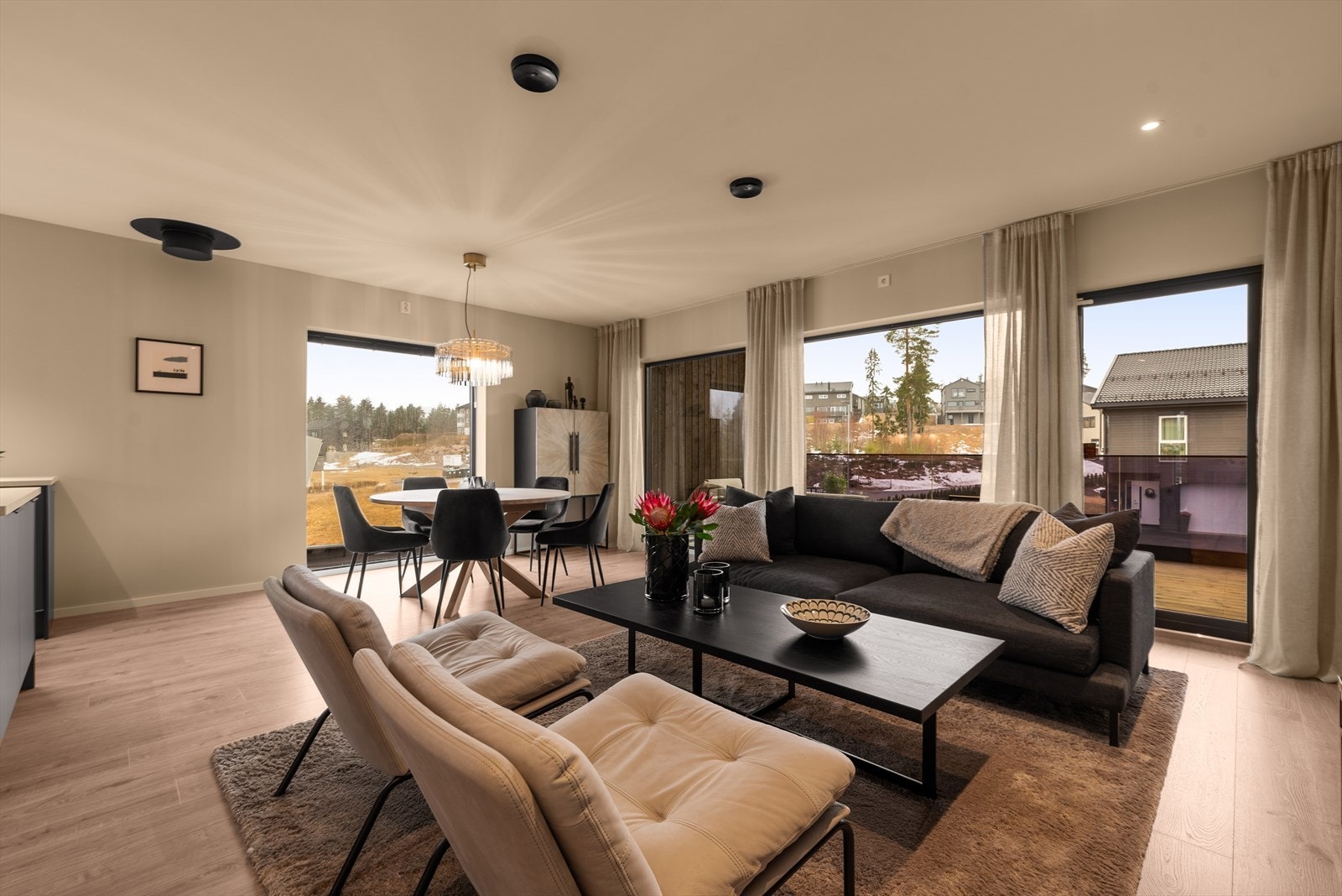 Stuen kan enkelt innredes med både sofa og spisebord Galleribilde