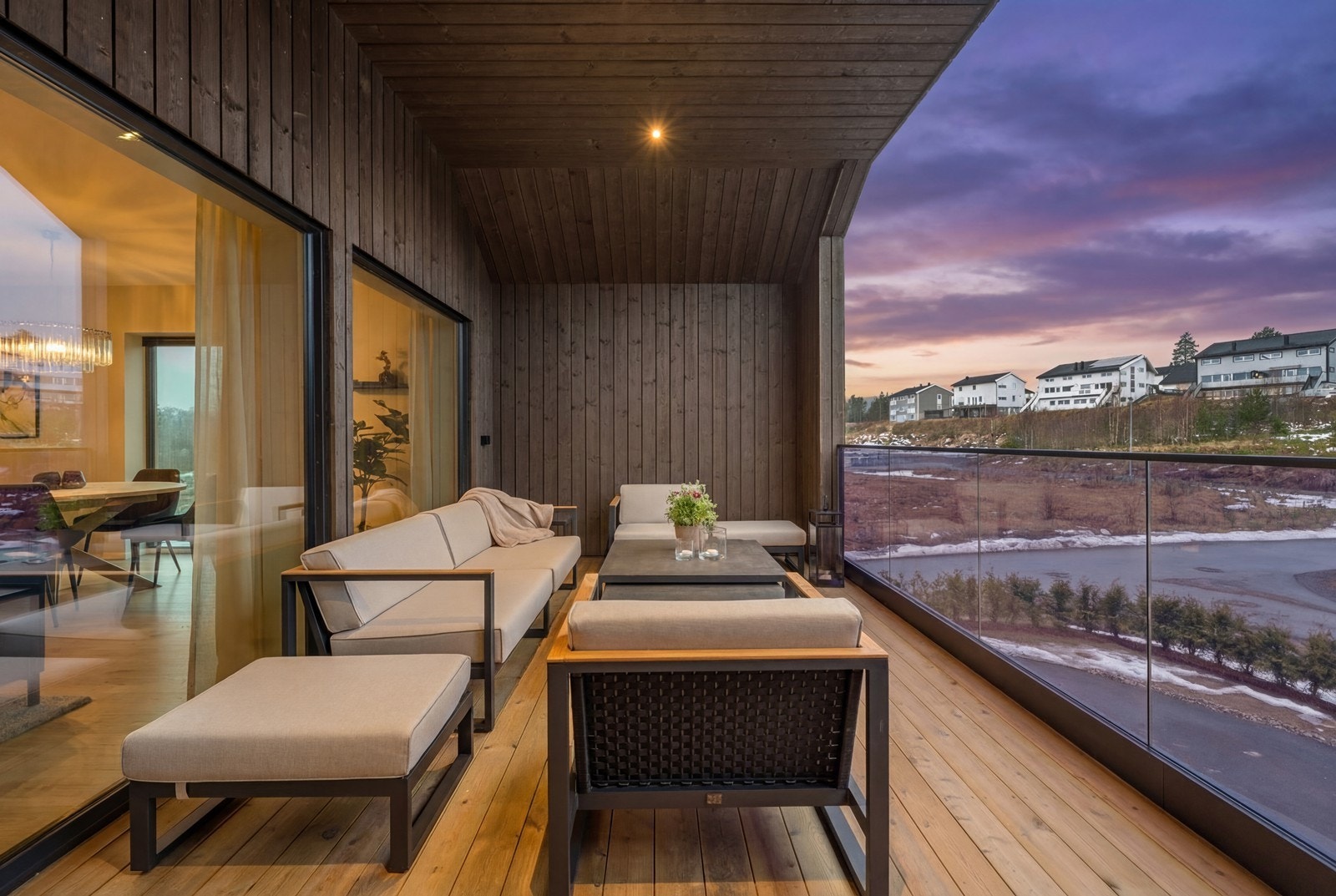 Stor overbygget og skjermet altan vendt mot vest Galleribilde