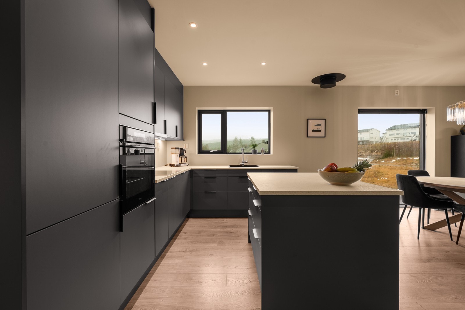 Det er mulighet for installering av peisovn på langsiden Galleribilde