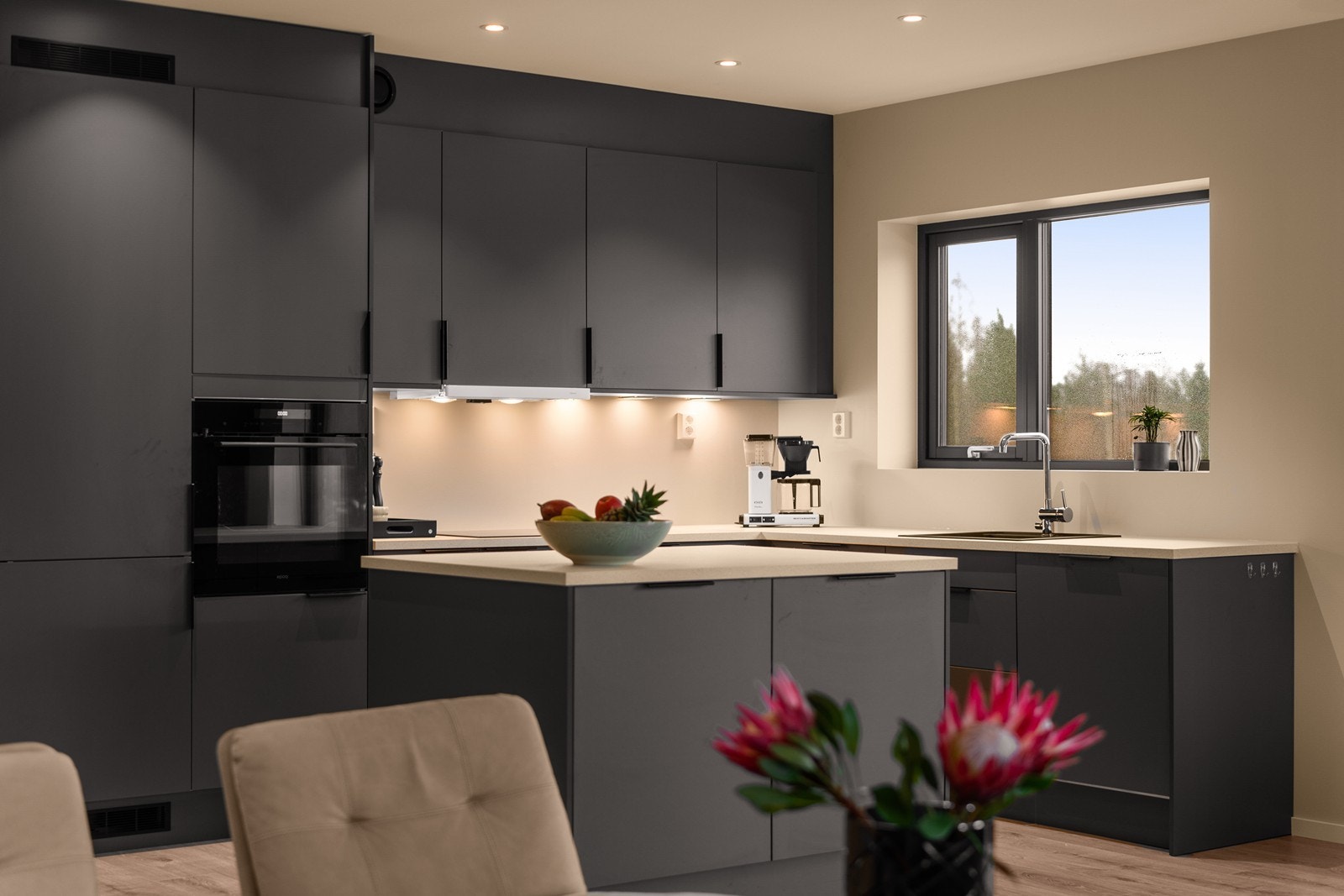 Stort kjøkken fra Sigdal med praktisk kjøkkenøy som gir ekstra benke- og skapplass Galleribilde