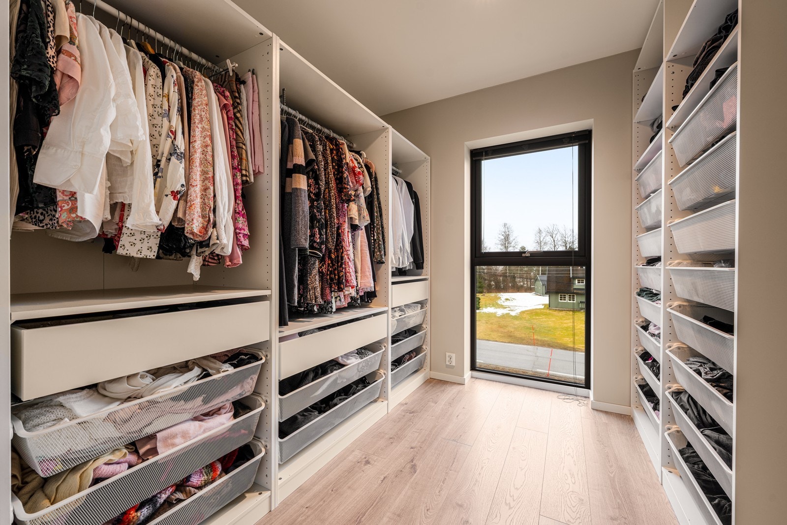 Soverom II i 2.etasje innredet som walk-in-garderobe Galleribilde