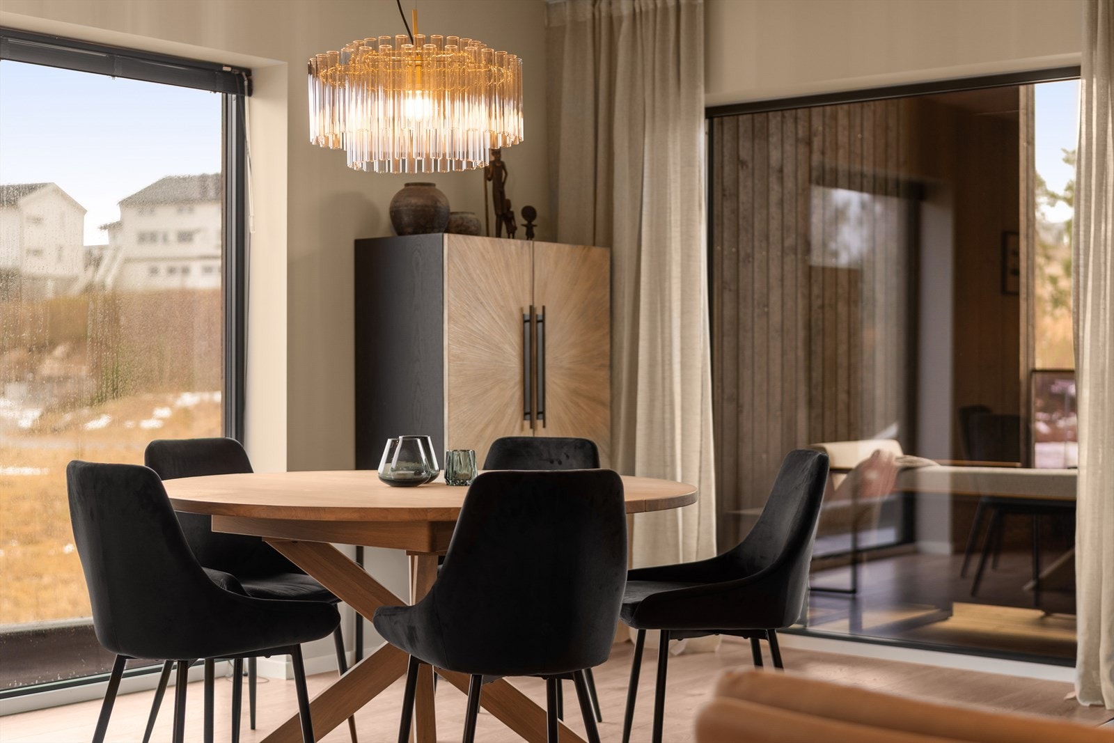 Fra stuen er det utgang til stor overbygget og skjermet altan Galleribilde