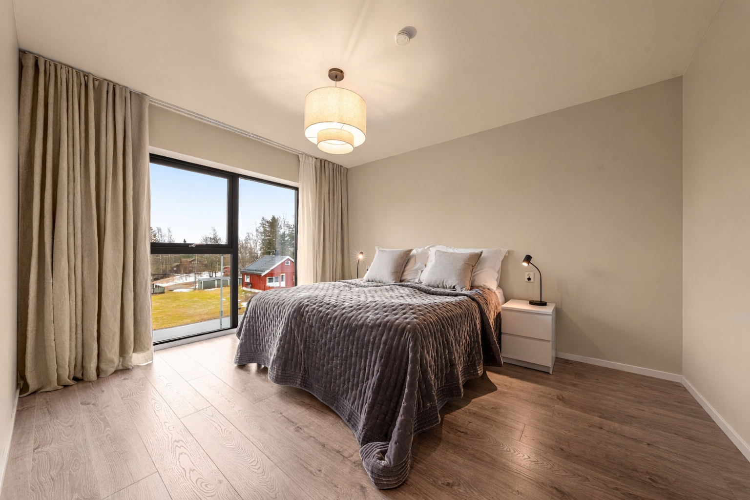 Stort hovedsoverom med store vindusflater Galleribilde