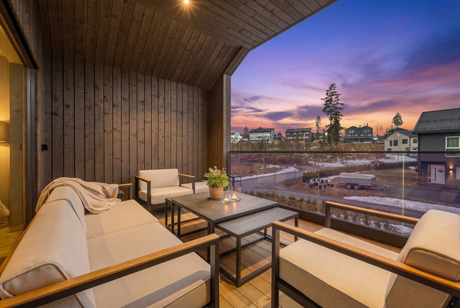 Stor overbygd altan på 18kvm hvor man kan nyte ettermiddags- og kveldssol Galleribilde