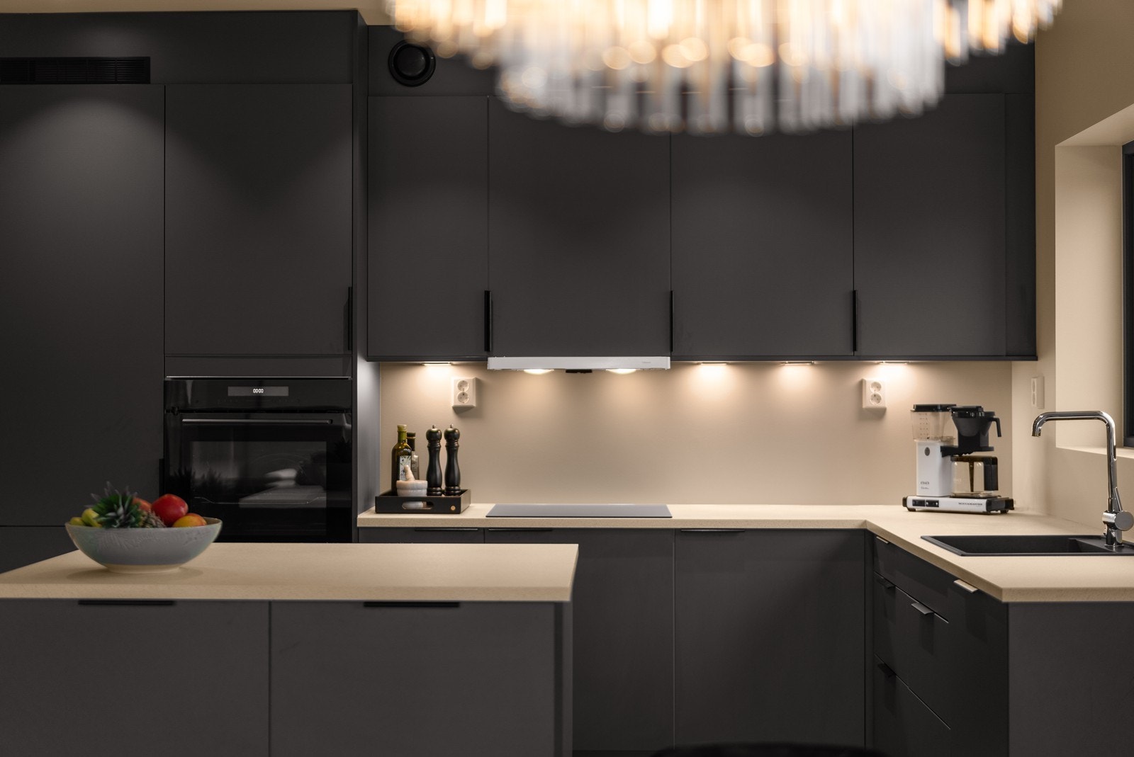 Integrerte hvitevarer på kjøkkenet som oppvaskmaskin, stekeovn, platetopp og kombinert kjøle- / fryseskap Galleribilde