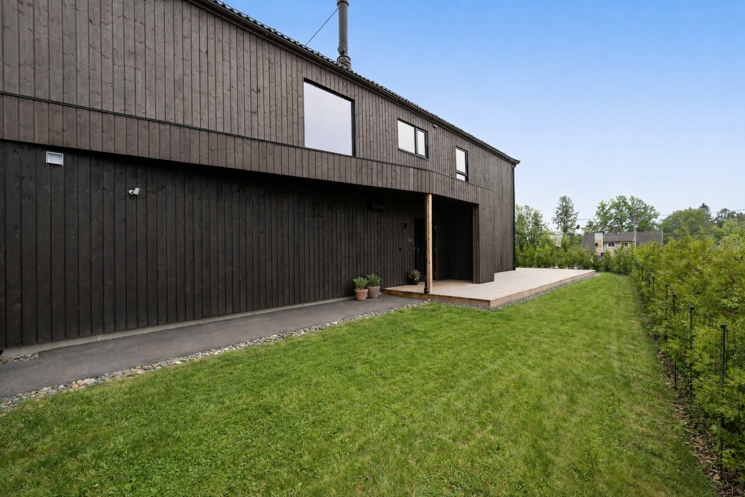 Stor skjermet hage vendt mot syd - gir gode solforhold og boltreplass for voksne, barn og dyr Galleribilde