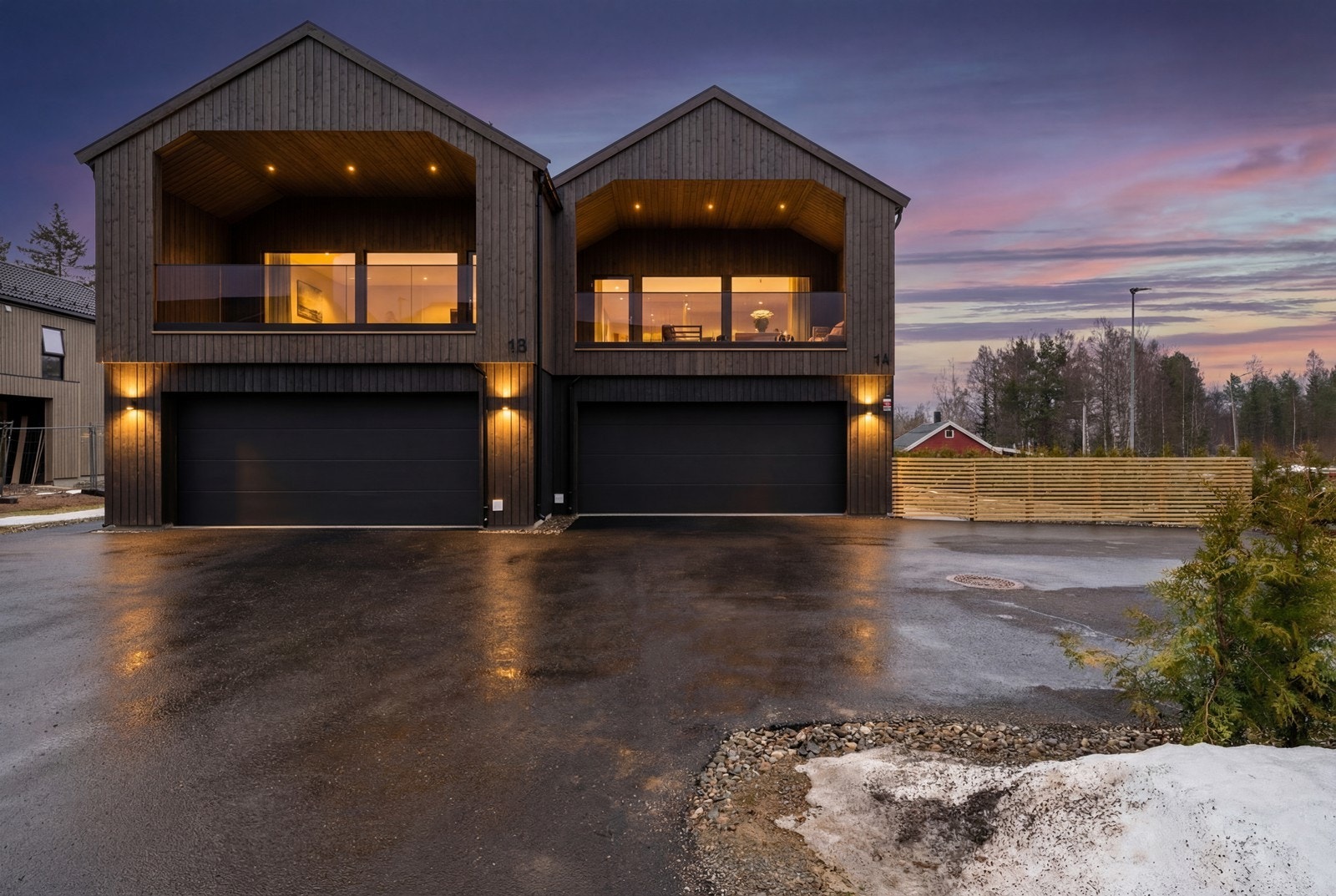 Stor asfaltert gårdsplass og dobbeltgarasje integrert i boligen. Digitalt skumringsbilde - avvik kan forekomme. Velkommen til visning! Galleribilde