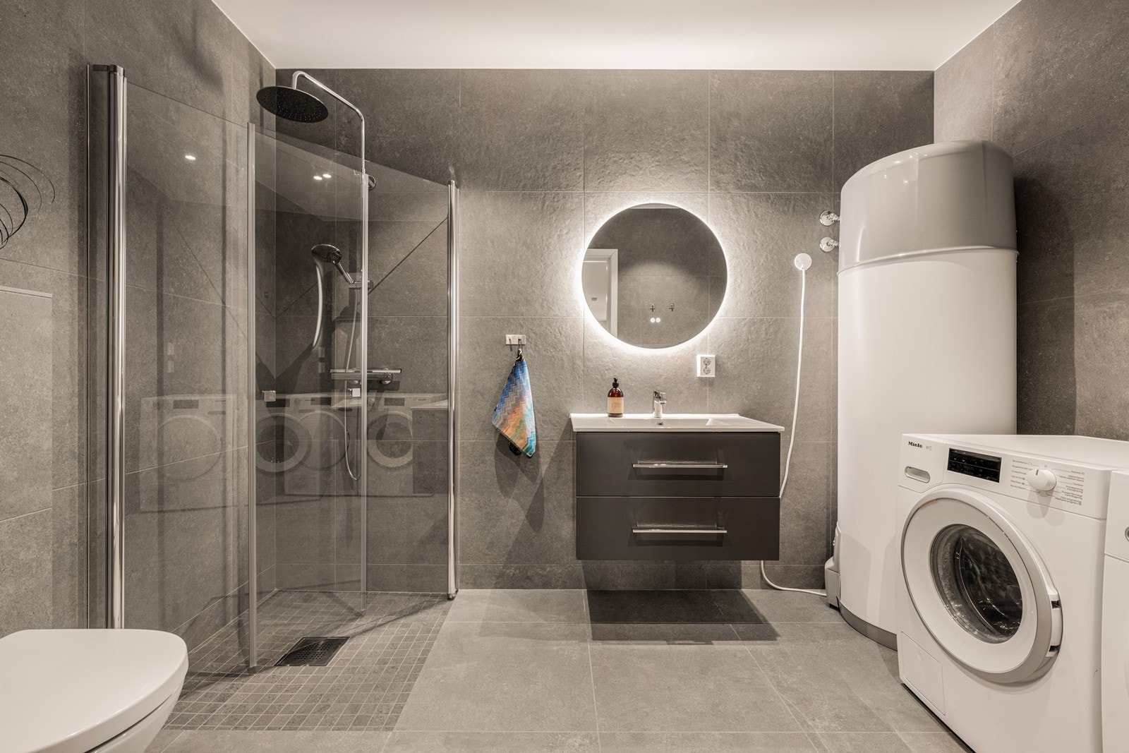 Flislagt bad/wc og vaskerom i 1.etasjen Galleribilde