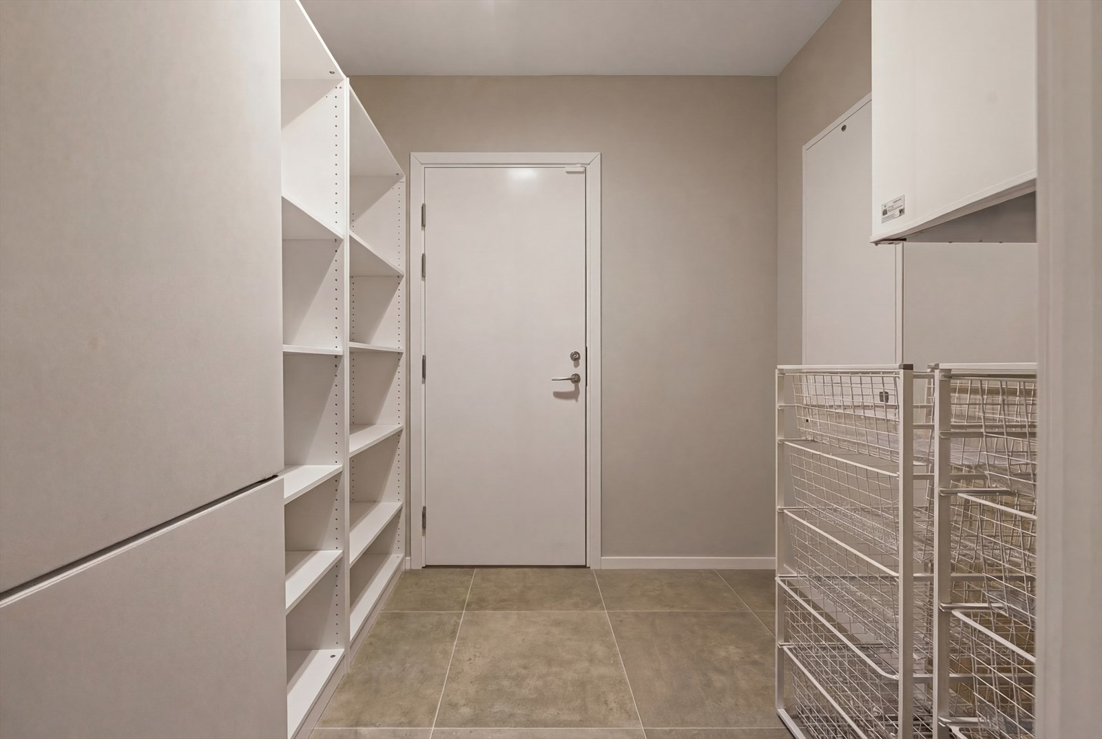 Praktisk bod / sluse mellom garasjen og boligen gjør hverdagen enkel Galleribilde