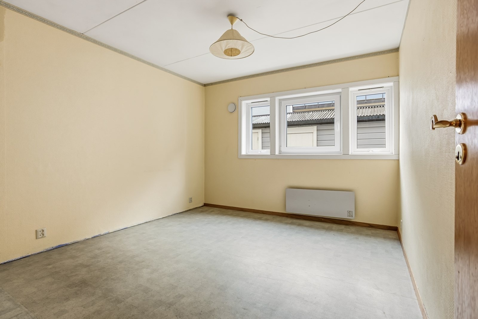 Soverom 1 med vinyl på gulv og strie på vegger. Galleribilde