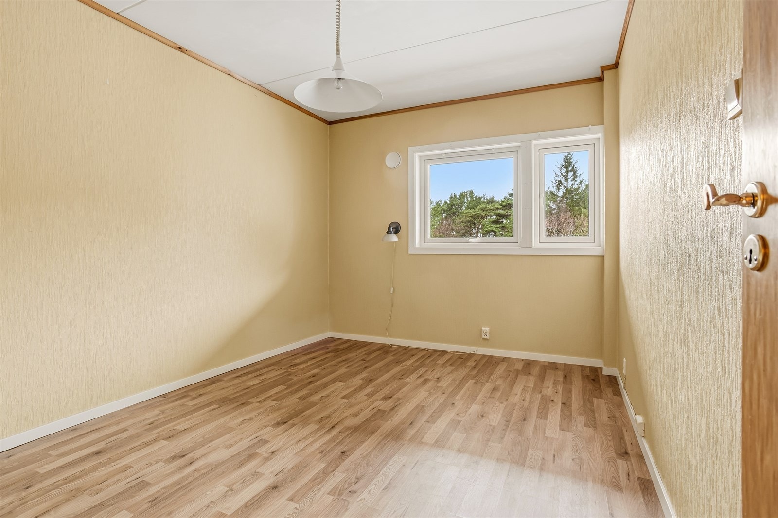 Soverom 3 med parkett på gulv og strie på vegger. Galleribilde