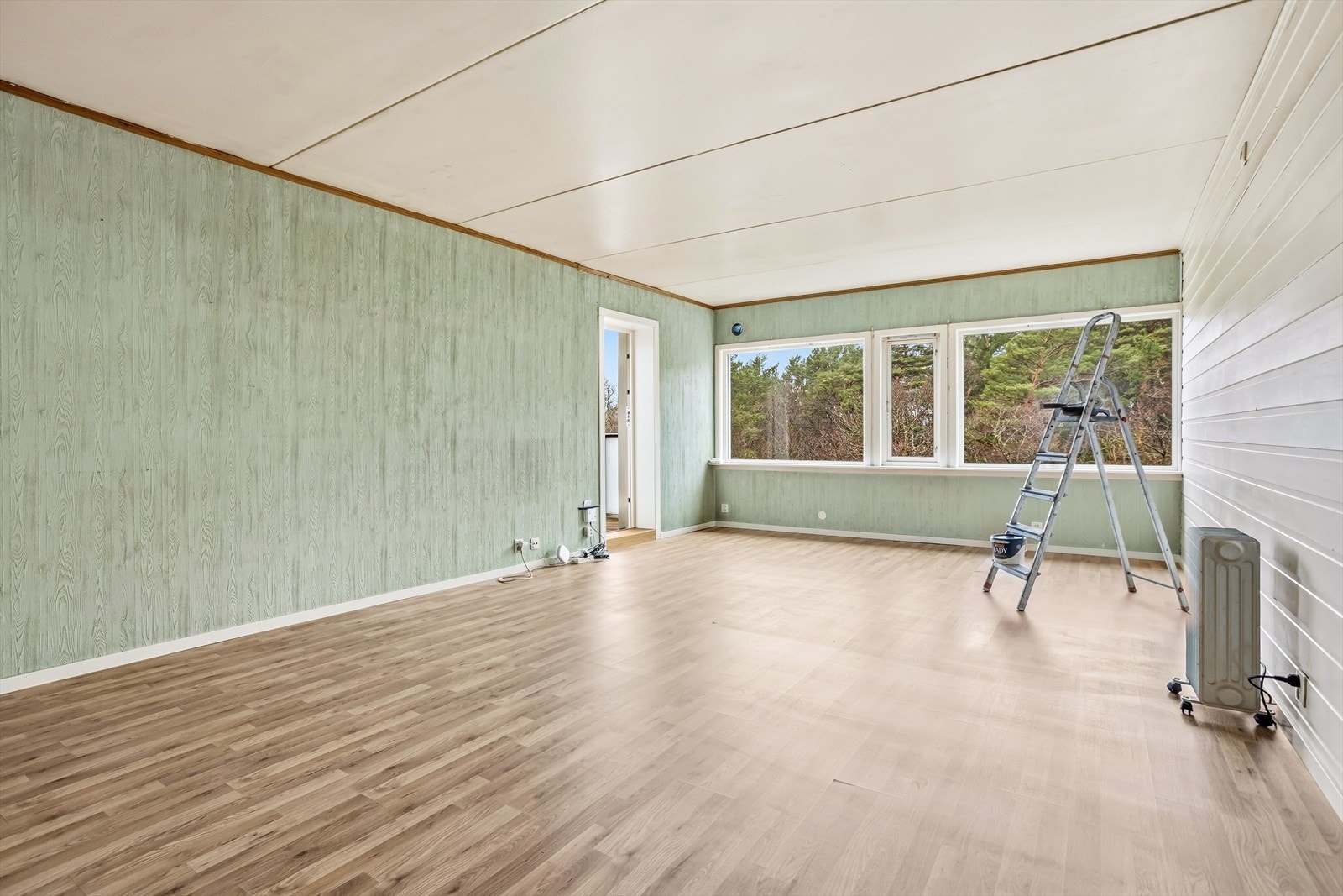 Leiligheten bærer noe preg fra innendørs røyking, på vegger og med lukt. Galleribilde