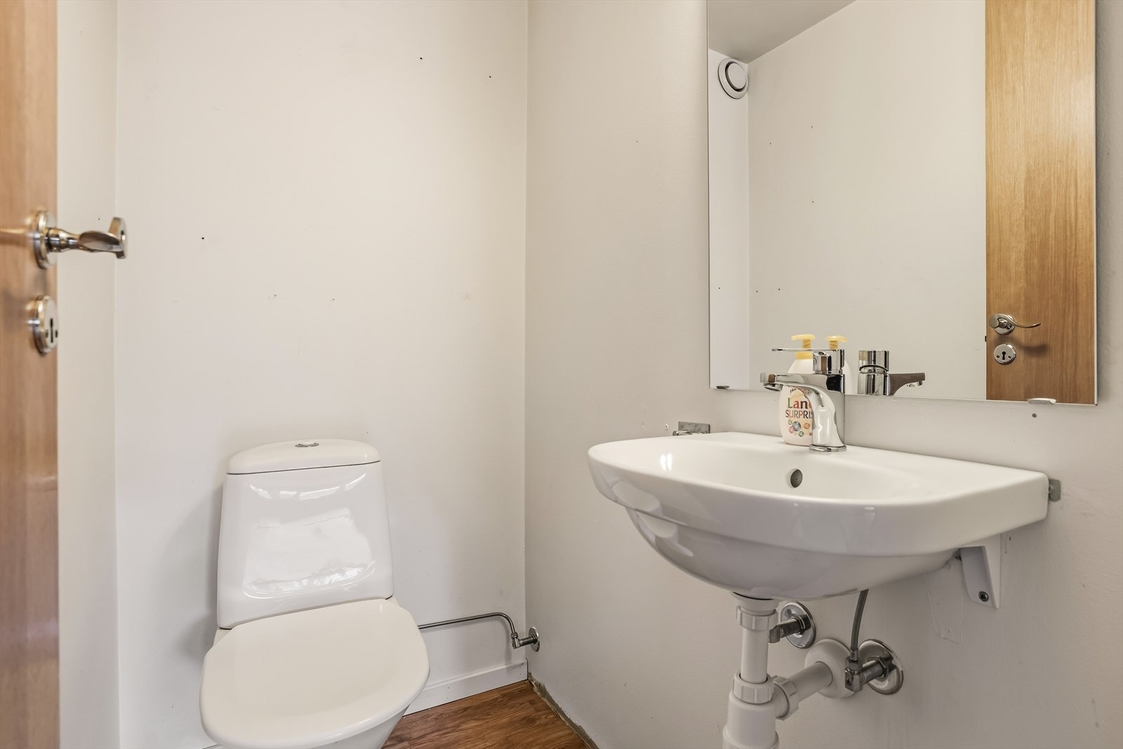 Separat WC med toalett og servant. Galleribilde